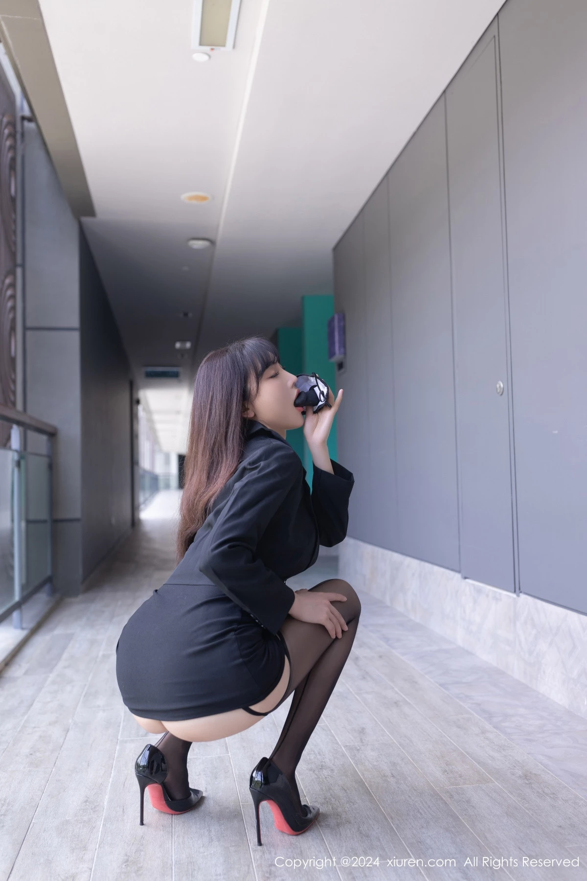 [[XiuRen秀人网]秀人网]No.8627_模特陆萱萱性感白色露胸服饰配黑丝吊袜秀完美身材迷人诱惑写真80P