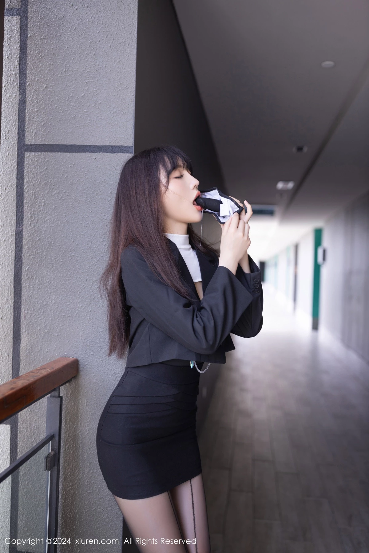 [[XiuRen秀人网]秀人网]No.8627_模特陆萱萱性感白色露胸服饰配黑丝吊袜秀完美身材迷人诱惑写真80P