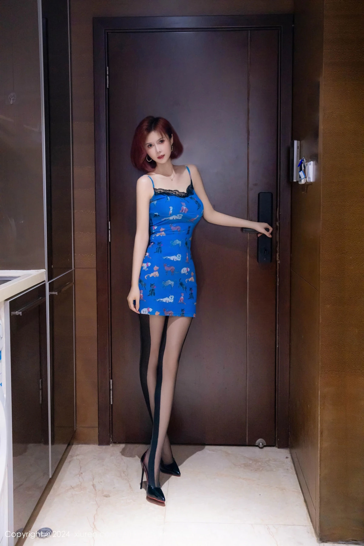 [[XiuRen秀人网]秀人网]No.8608_新人模特白芷yy性感蓝色连衣短裙配黑丝裤袜秀曼妙身姿迷人写真85P