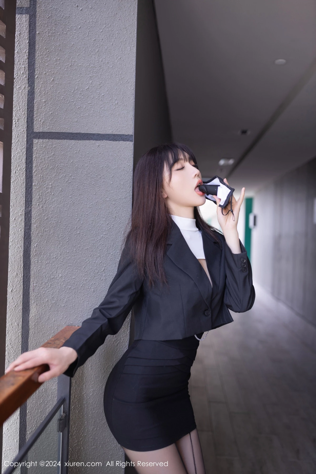 [[XiuRen秀人网]秀人网]No.8627_模特陆萱萱性感白色露胸服饰配黑丝吊袜秀完美身材迷人诱惑写真80P