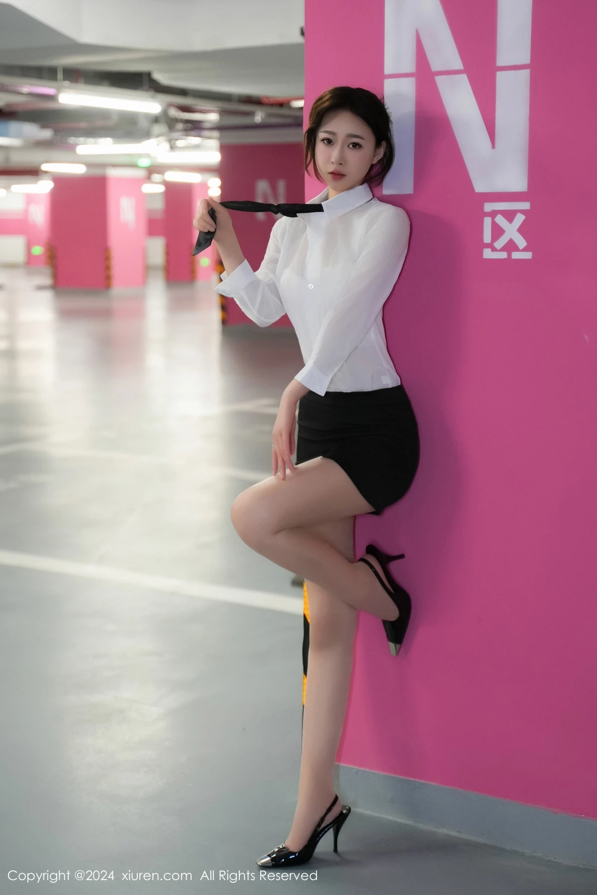 [[XiuRen秀人网]秀人网]No.8613_模特软糖爱喝奶车内场景性感白色内衣配超薄肉丝完美诱惑写真68P