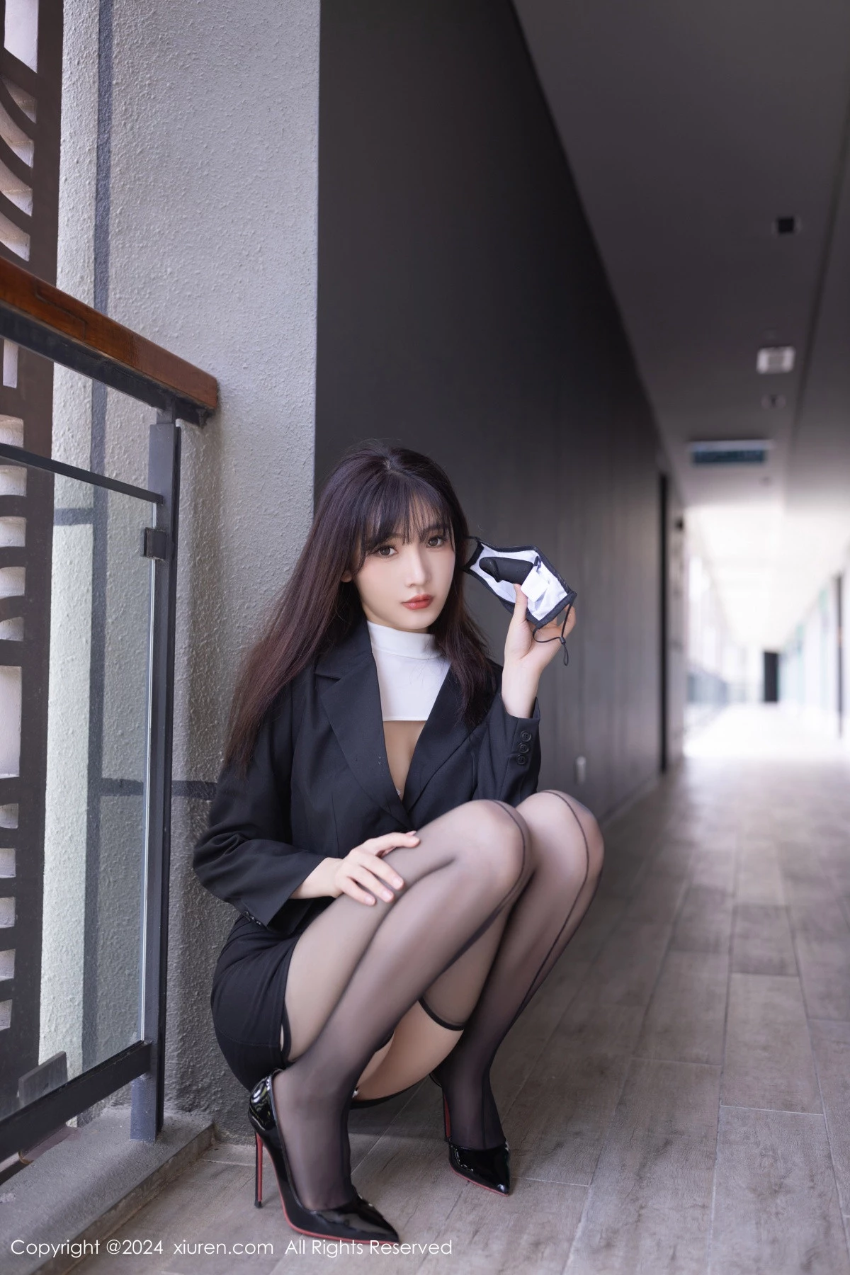 [[XiuRen秀人网]秀人网]No.8627_模特陆萱萱性感白色露胸服饰配黑丝吊袜秀完美身材迷人诱惑写真80P