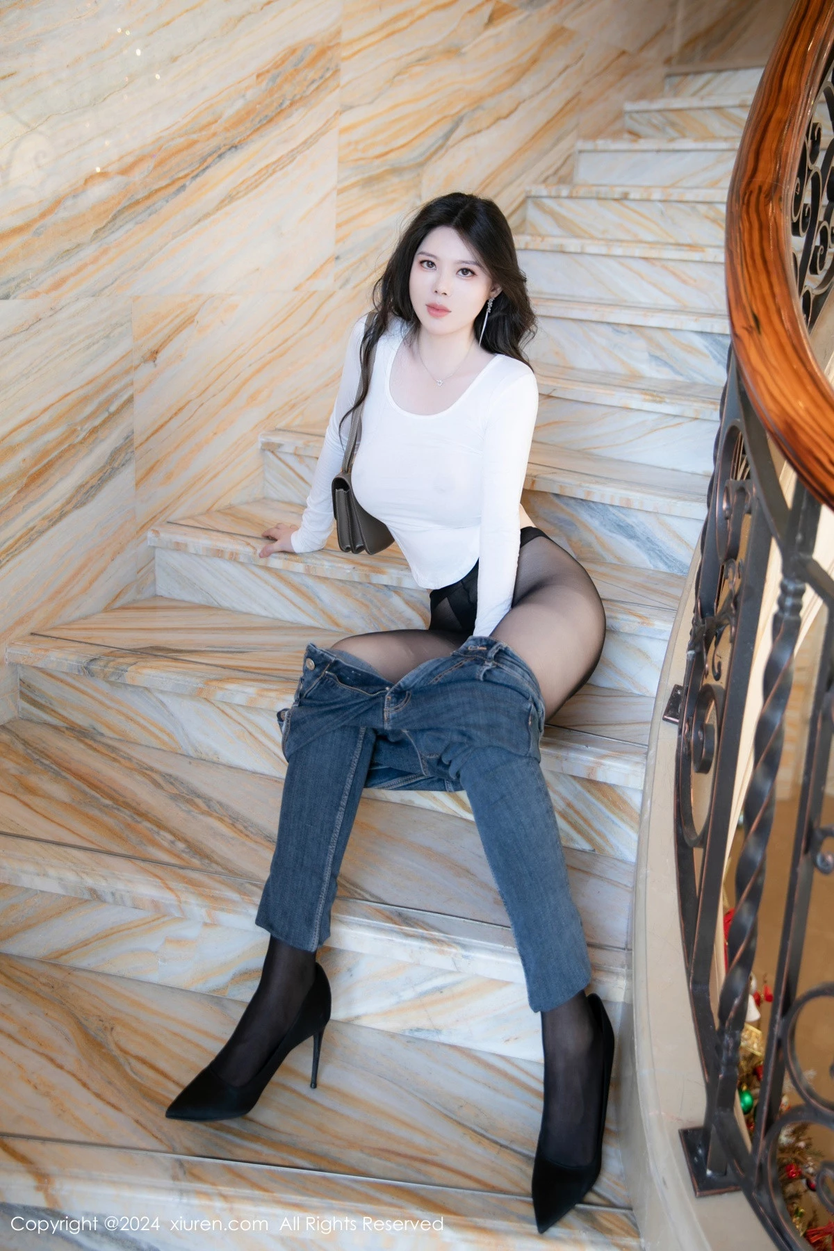 [[XiuRen秀人网]秀人网]No.8618_模特白茹雪性感白T恤配牛仔长裤露超薄黑丝秀丰腴身材诱惑写真82P