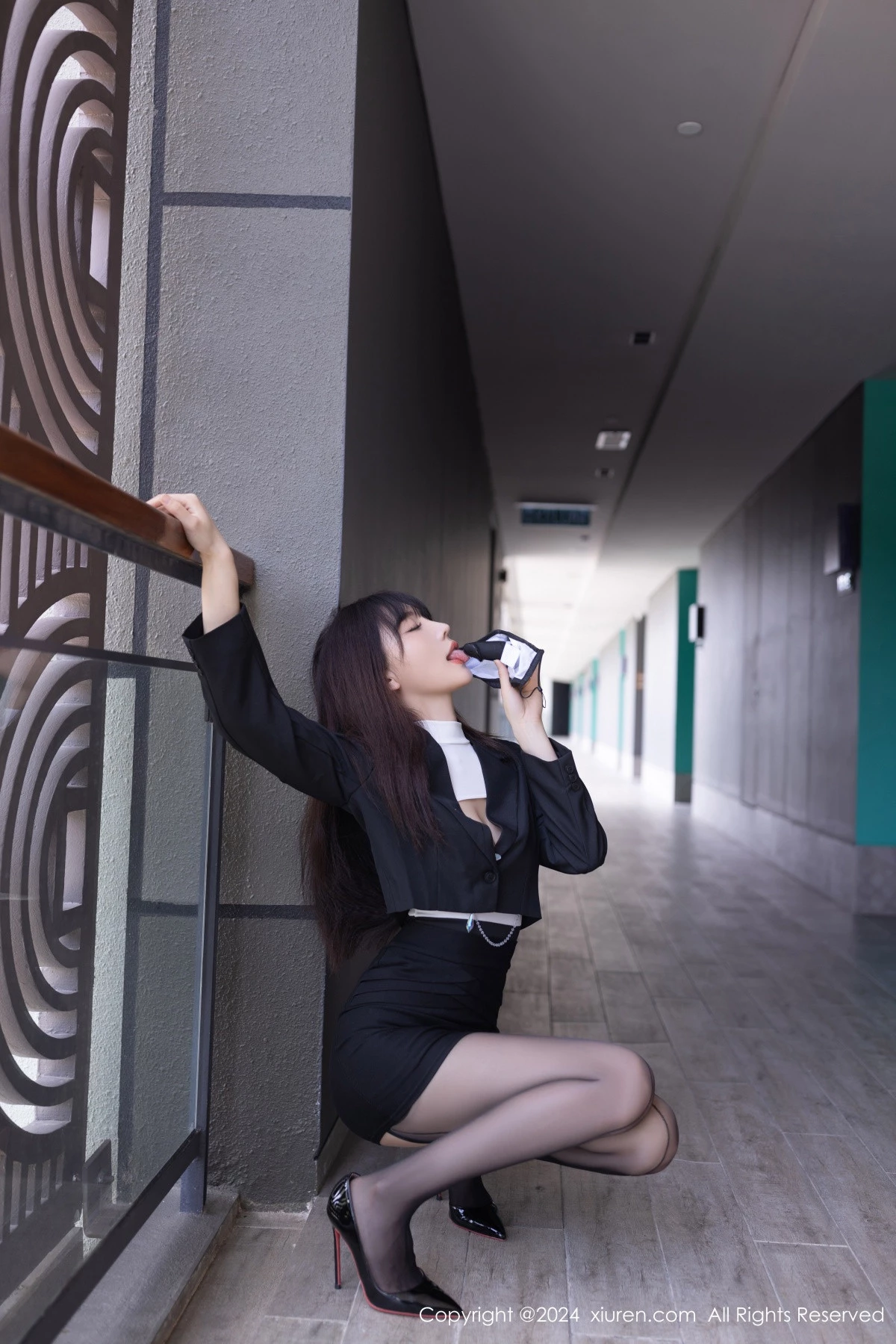 [[XiuRen秀人网]秀人网]No.8627_模特陆萱萱性感白色露胸服饰配黑丝吊袜秀完美身材迷人诱惑写真80P