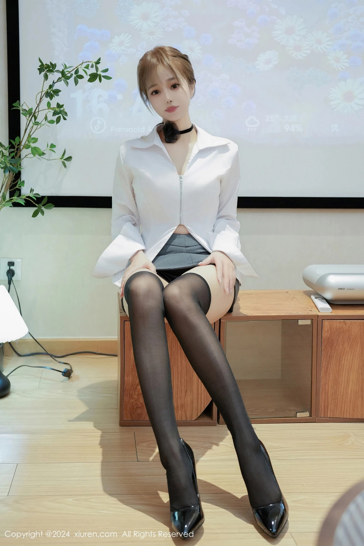 [[XiuRen秀人网]秀人网]No.8609_新人模特甜白酱性感白T配灰短裙露白色内衣秀柔美身姿诱惑写真84P