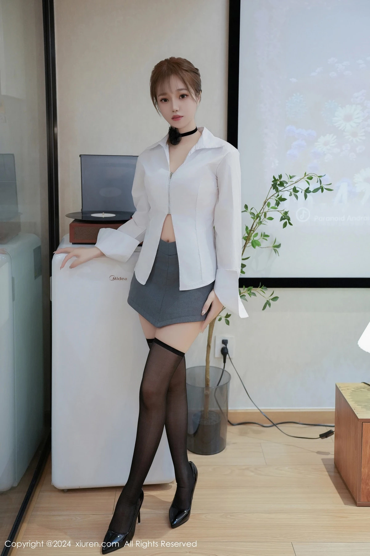 [[XiuRen秀人网]秀人网]No.8609_新人模特甜白酱性感白T配灰短裙露白色内衣秀柔美身姿诱惑写真84P