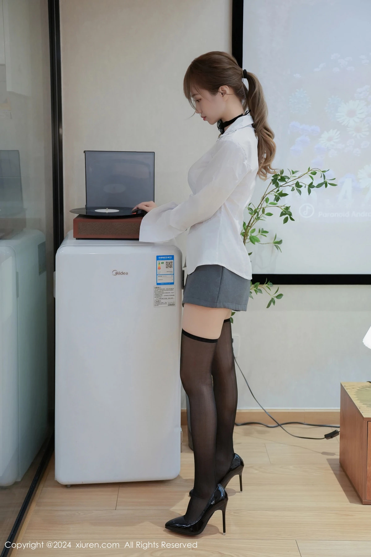 [[XiuRen秀人网]秀人网]No.8609_新人模特甜白酱性感白T配灰短裙露白色内衣秀柔美身姿诱惑写真84P