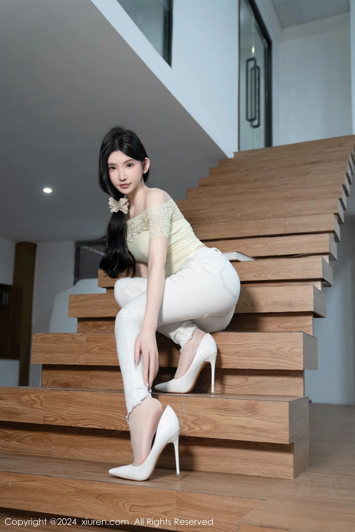 [[XiuRen秀人网]秀人网]No.8633_女神周于希Sally图书馆场景白色长裤露超薄肉丝秀美腿诱惑写真91P