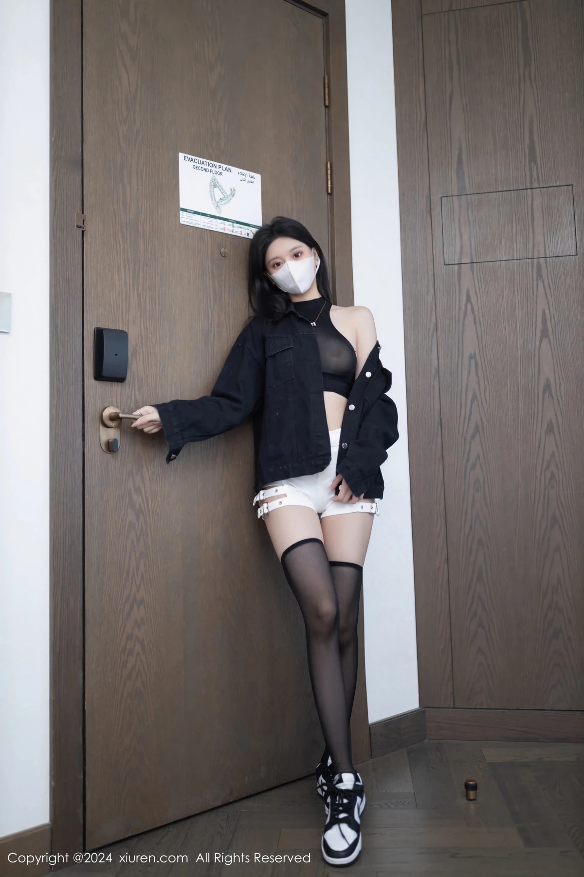 [[XiuRen秀人网]秀人网]No.8636_模特幼幼黑色外衣露性感黑色轻透内衣配黑丝袜秀美腿诱惑写真80P