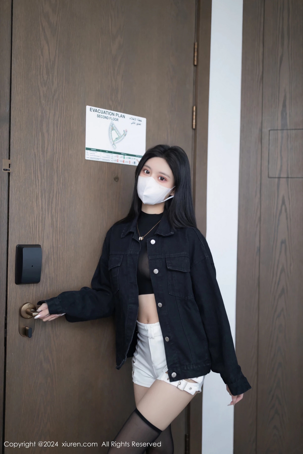 [[XiuRen秀人网]秀人网]No.8636_模特幼幼黑色外衣露性感黑色轻透内衣配黑丝袜秀美腿诱惑写真80P