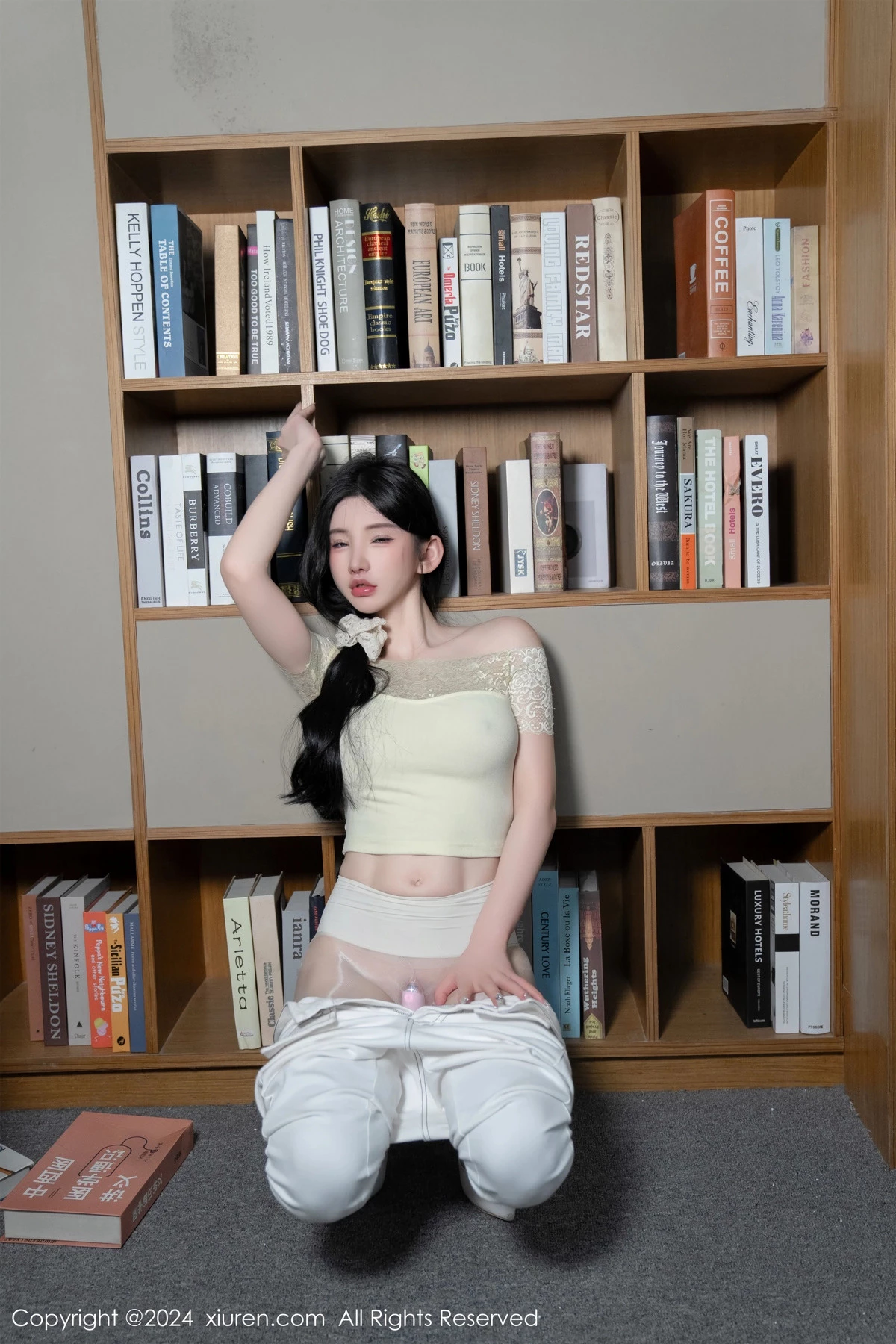 [[XiuRen秀人网]秀人网]No.8633_女神周于希Sally图书馆场景白色长裤露超薄肉丝秀美腿诱惑写真91P