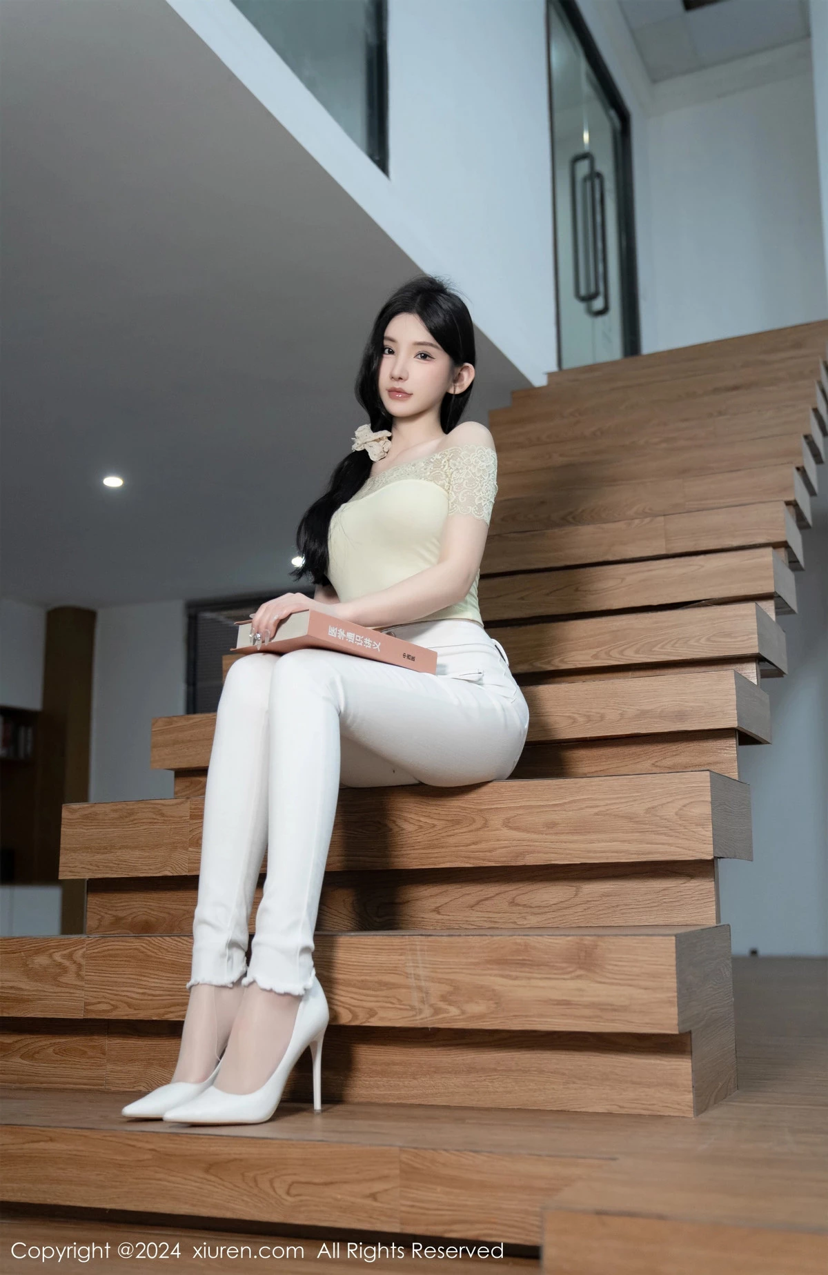 [[XiuRen秀人网]秀人网]No.8633_女神周于希Sally图书馆场景白色长裤露超薄肉丝秀美腿诱惑写真91P