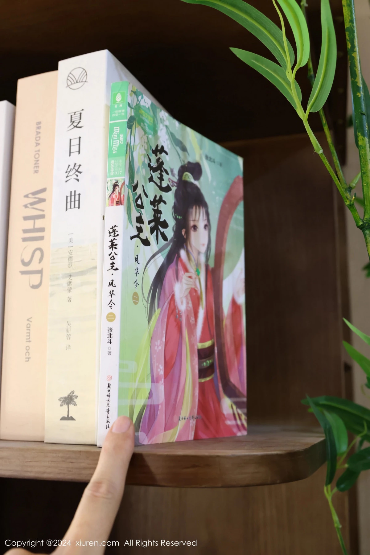 [[XiuRen秀人网]秀人网]No.8637_模特小薯条nienie图书馆场景JK制服配黑丝袜秀完美身材诱惑写真80P