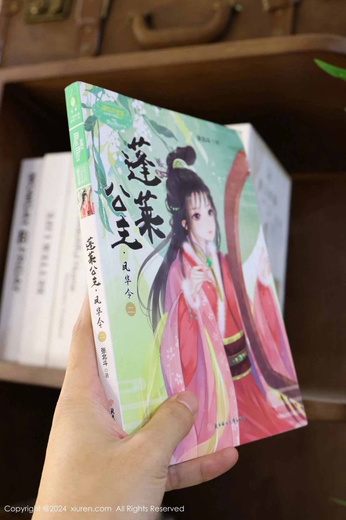 [[XiuRen秀人网]秀人网]No.8637_模特小薯条nienie图书馆场景JK制服配黑丝袜秀完美身材诱惑写真80P