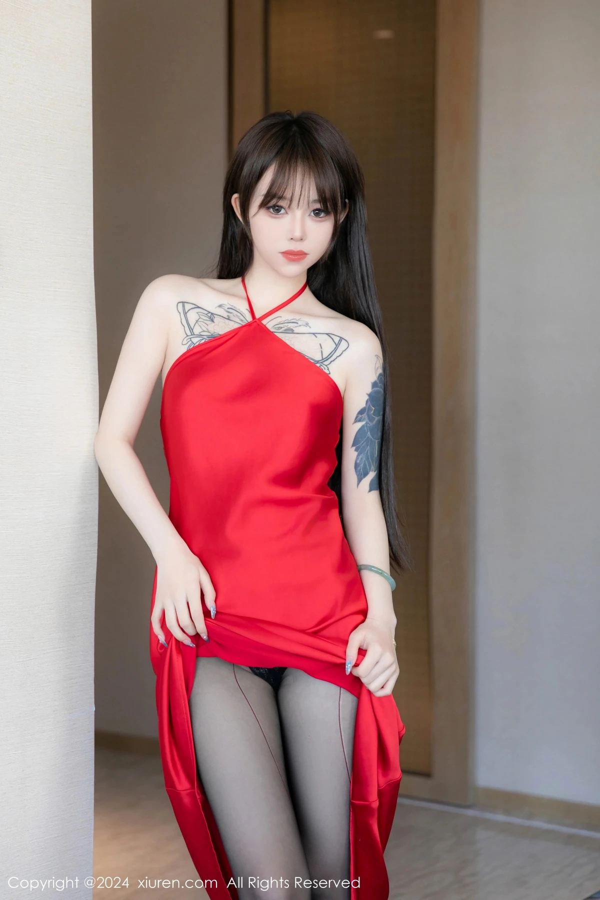 [[XiuRen秀人网]秀人网]No.8630_模特奶瓶性感红色长裙露黑色内衣配超薄黑丝秀曼妙身姿诱惑写真90P