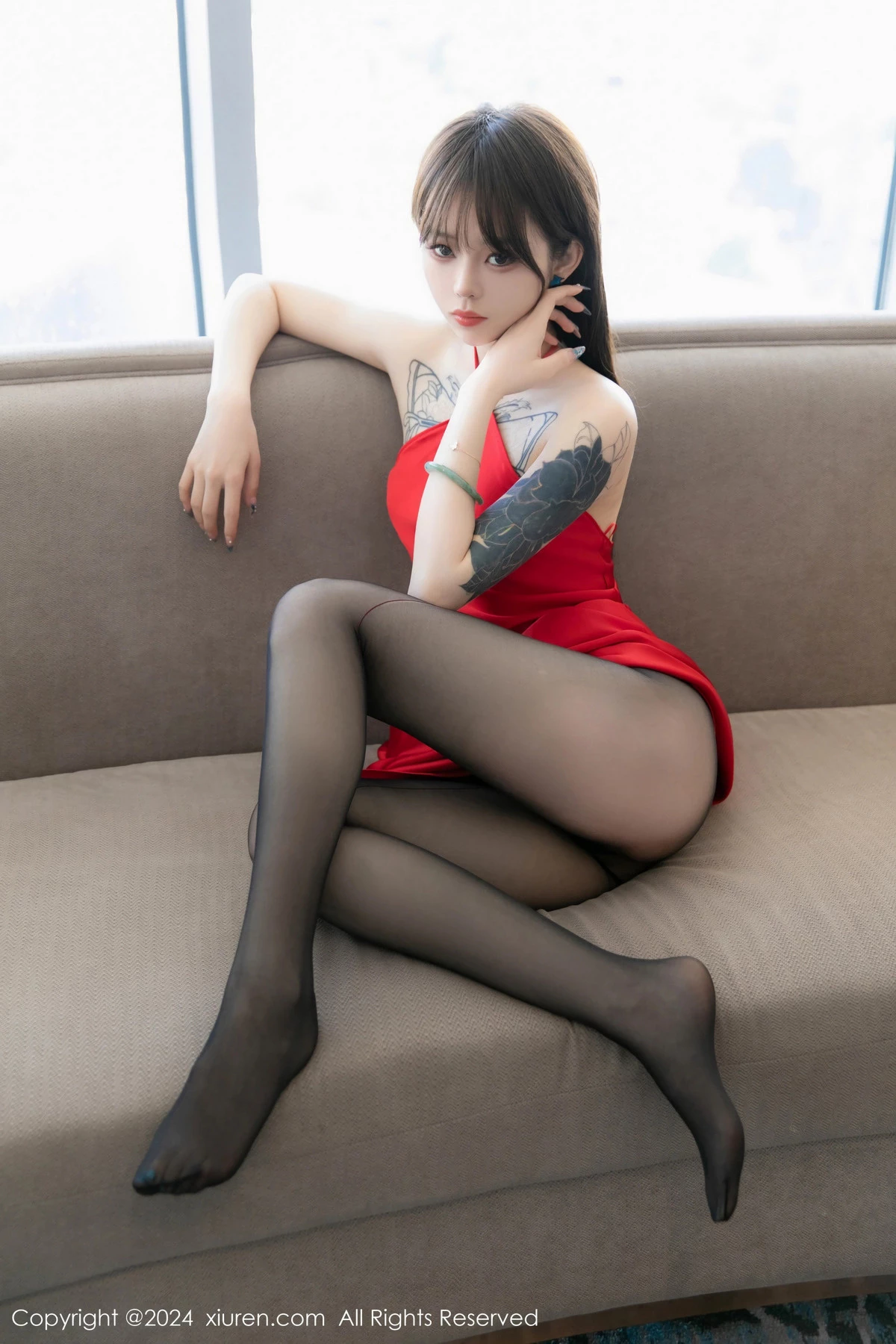 [[XiuRen秀人网]秀人网]No.8630_模特奶瓶性感红色长裙露黑色内衣配超薄黑丝秀曼妙身姿诱惑写真90P