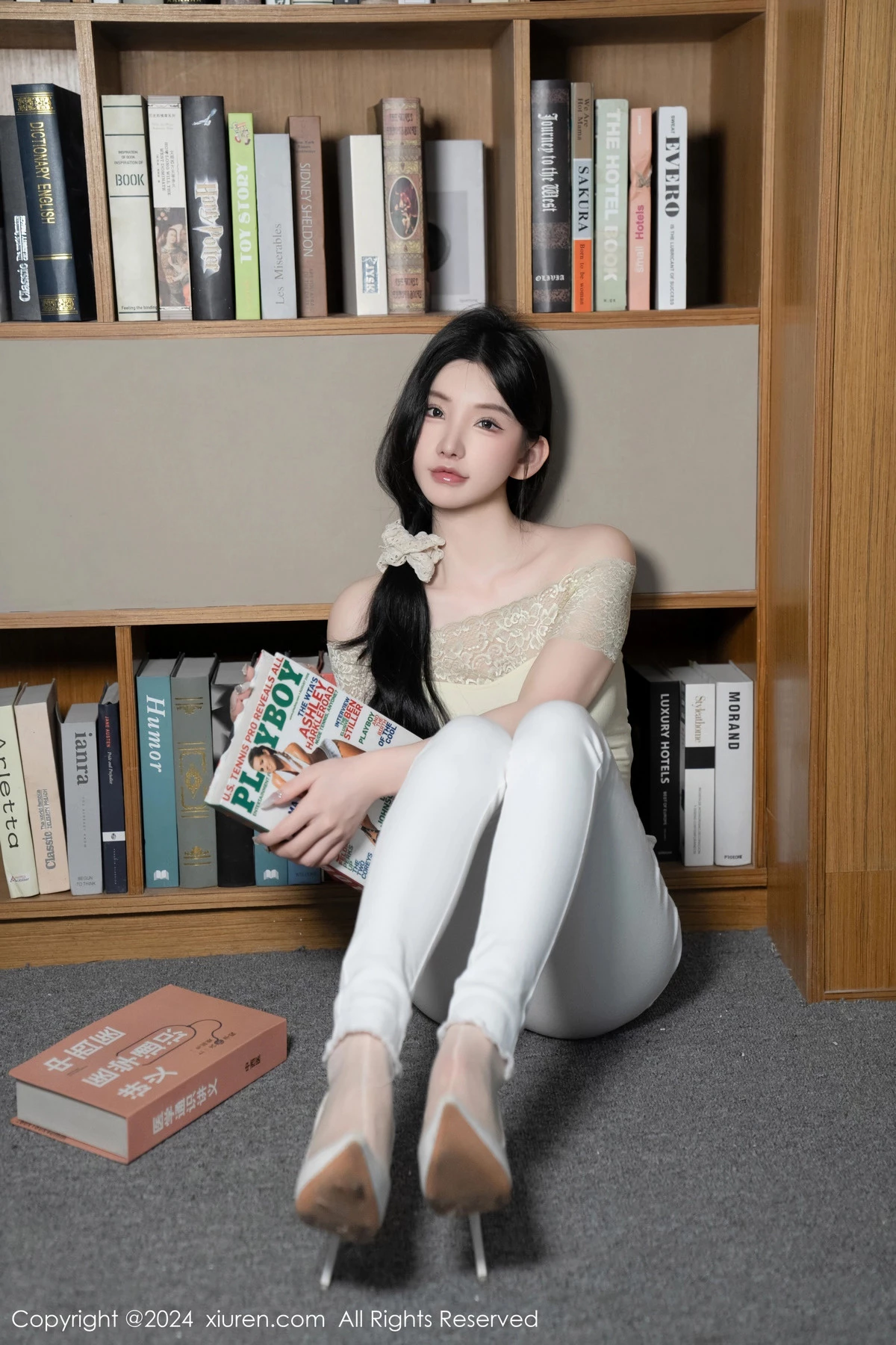 [[XiuRen秀人网]秀人网]No.8633_女神周于希Sally图书馆场景白色长裤露超薄肉丝秀美腿诱惑写真91P