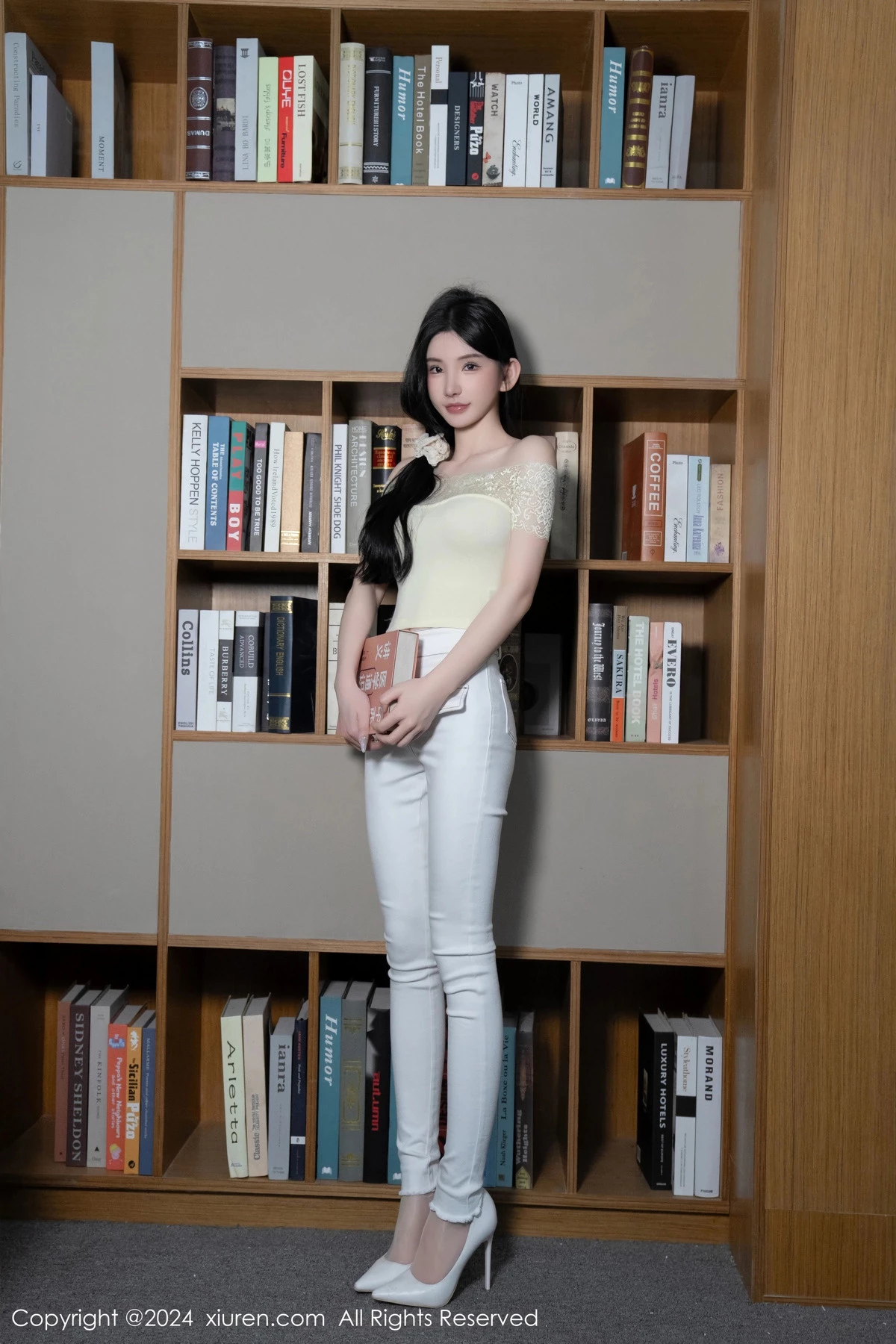 [[XiuRen秀人网]秀人网]No.8633_女神周于希Sally图书馆场景白色长裤露超薄肉丝秀美腿诱惑写真91P