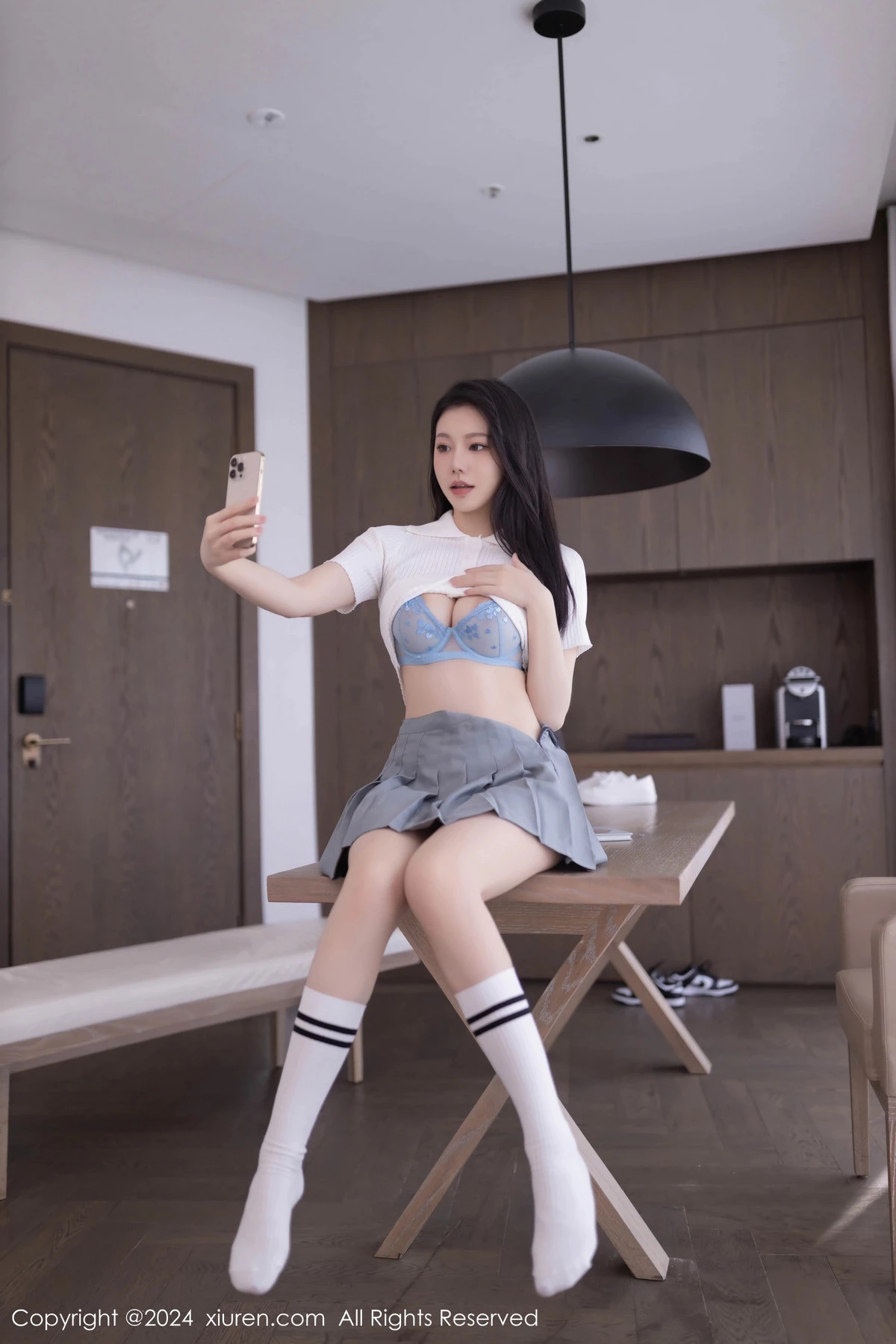 [[XiuRen秀人网]秀人网]No.8649_模特安然anran性感白色上衣配灰色短裙露蕾丝内衣撩人诱惑写真80P