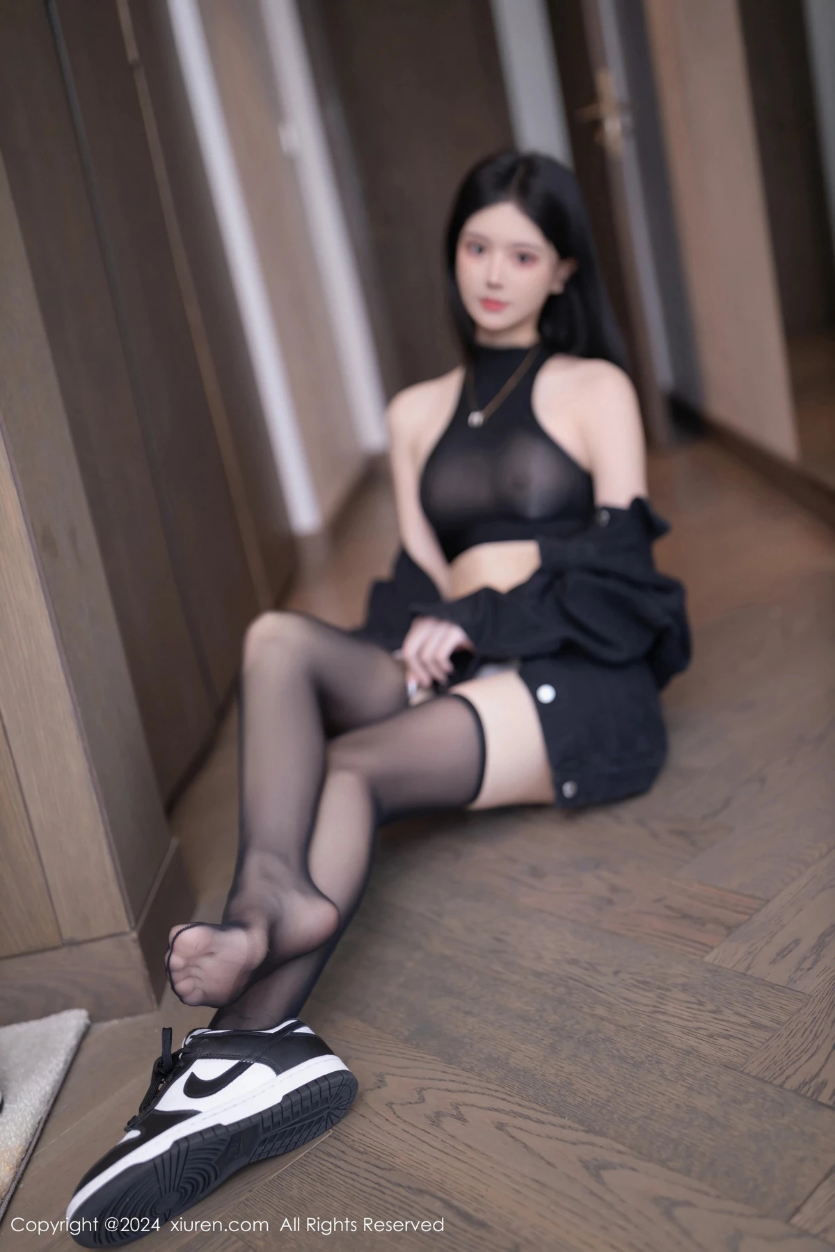 [[XiuRen秀人网]秀人网]No.8636_模特幼幼黑色外衣露性感黑色轻透内衣配黑丝袜秀美腿诱惑写真80P