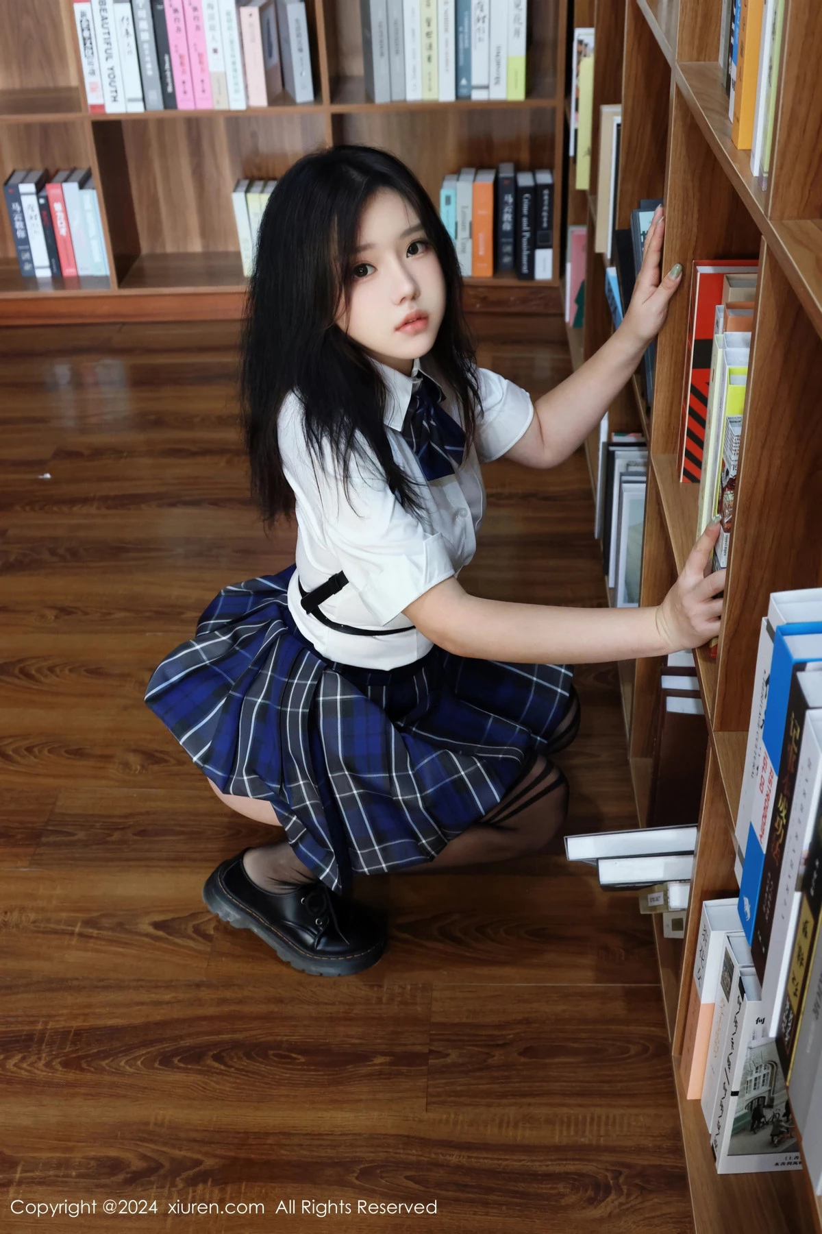 [[XiuRen秀人网]秀人网]No.8637_模特小薯条nienie图书馆场景JK制服配黑丝袜秀完美身材诱惑写真80P