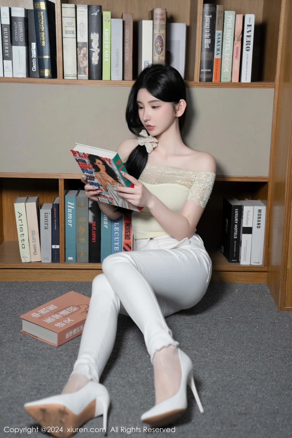 [[XiuRen秀人网]秀人网]No.8633_女神周于希Sally图书馆场景白色长裤露超薄肉丝秀美腿诱惑写真91P