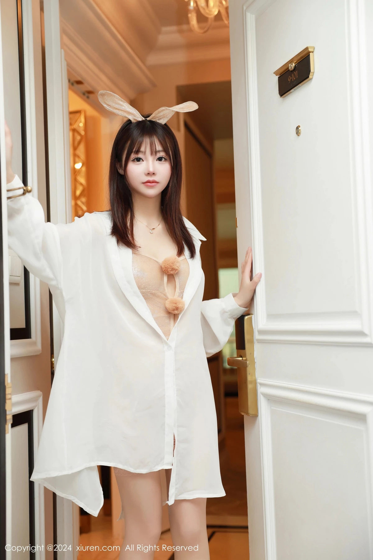 [[XiuRen秀人网]秀人网]No.8645_模特佘贝拉Bella白色外衣露性感肉色连体内衣秀完美身材诱惑写真66P