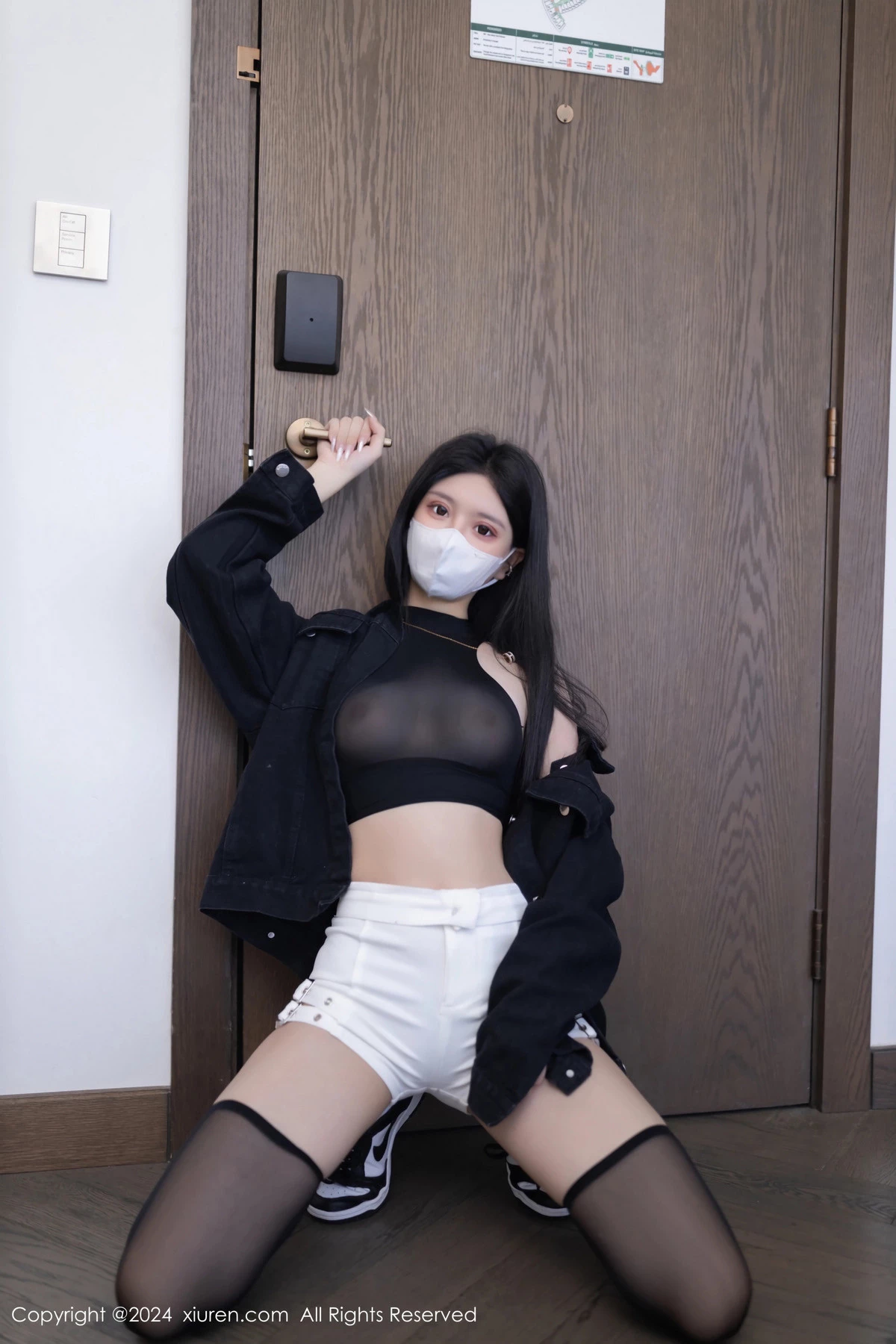 [[XiuRen秀人网]秀人网]No.8636_模特幼幼黑色外衣露性感黑色轻透内衣配黑丝袜秀美腿诱惑写真80P