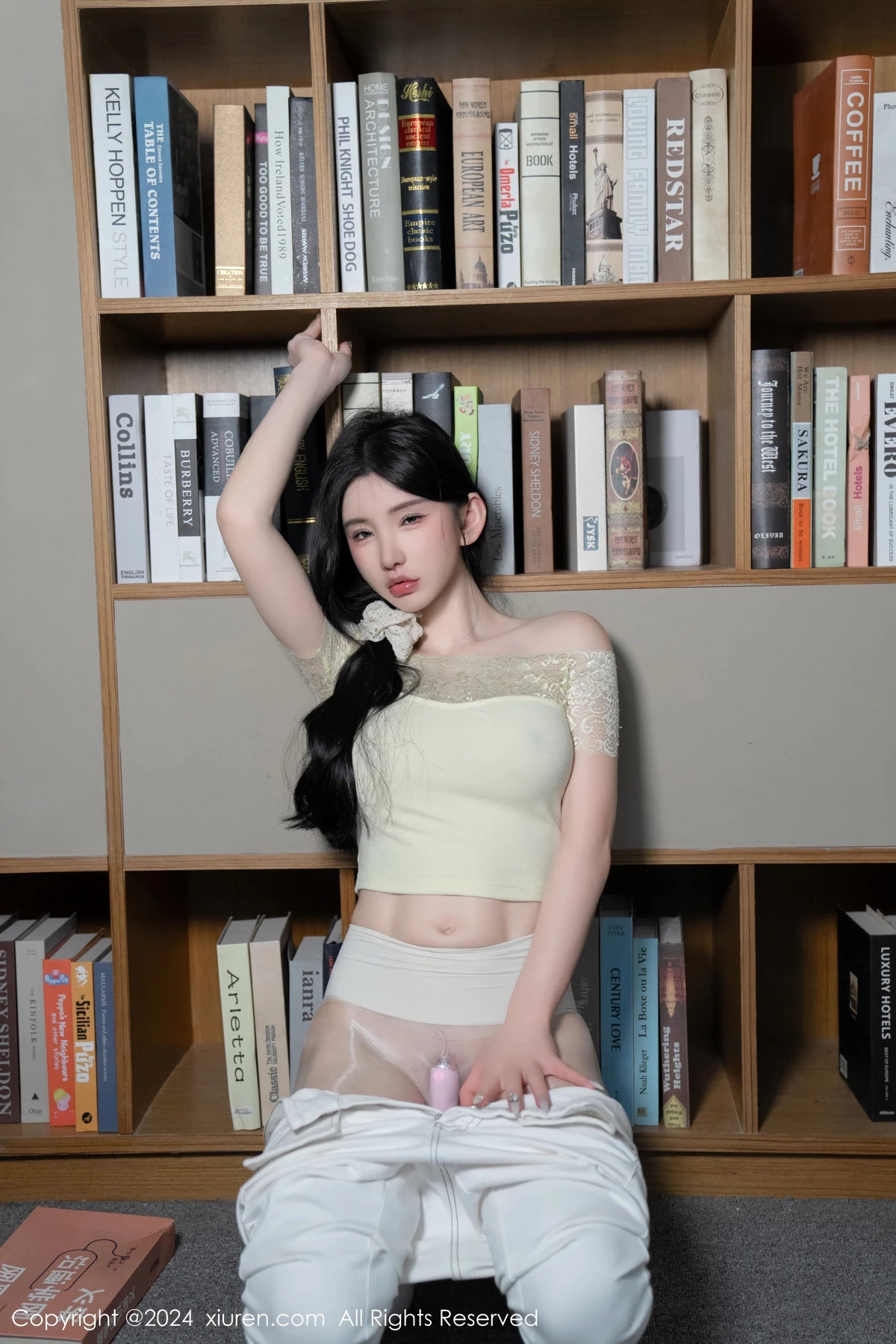 [[XiuRen秀人网]秀人网]No.8633_女神周于希Sally图书馆场景白色长裤露超薄肉丝秀美腿诱惑写真91P