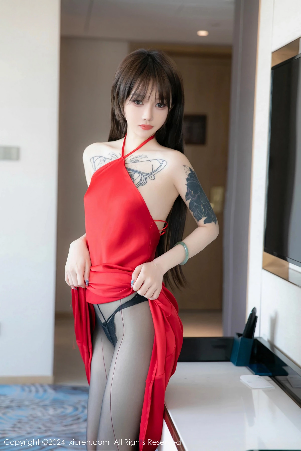 [[XiuRen秀人网]秀人网]No.8630_模特奶瓶性感红色长裙露黑色内衣配超薄黑丝秀曼妙身姿诱惑写真90P