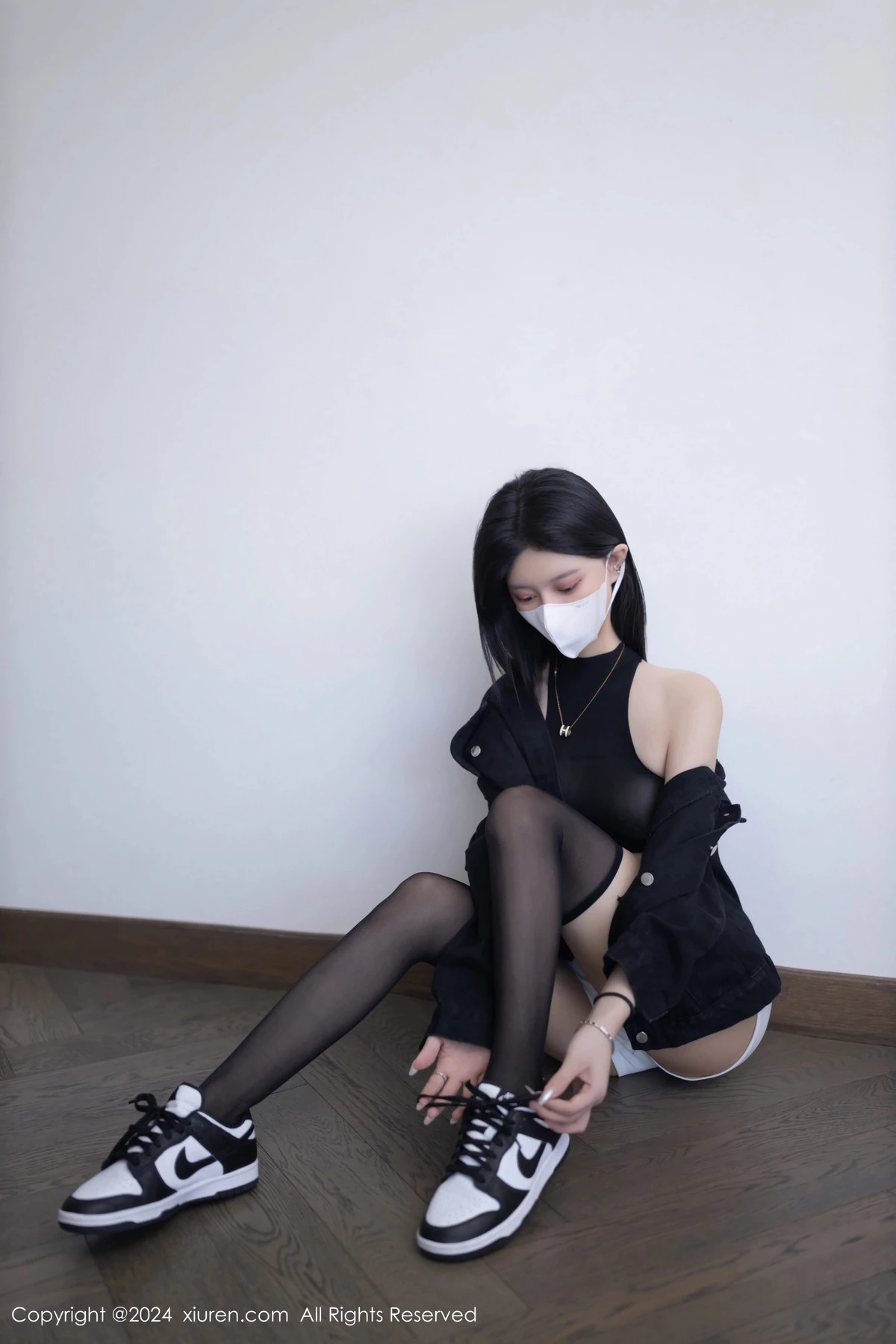 [[XiuRen秀人网]秀人网]No.8636_模特幼幼黑色外衣露性感黑色轻透内衣配黑丝袜秀美腿诱惑写真80P