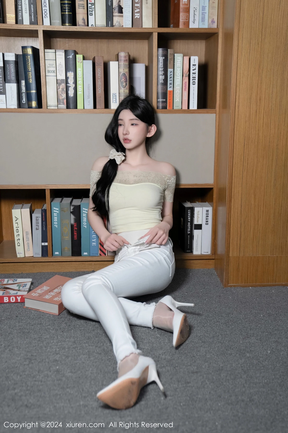 [[XiuRen秀人网]秀人网]No.8633_女神周于希Sally图书馆场景白色长裤露超薄肉丝秀美腿诱惑写真91P