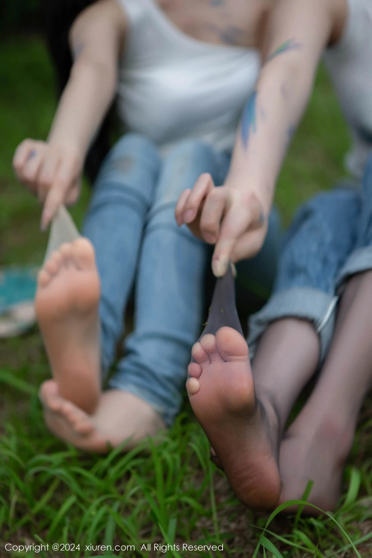 [[XiuRen秀人网]秀人网]No.8638_模特合集豆瓣酱户外性感白T配牛仔裤露超薄丝袜秀美腿诱惑写真73P