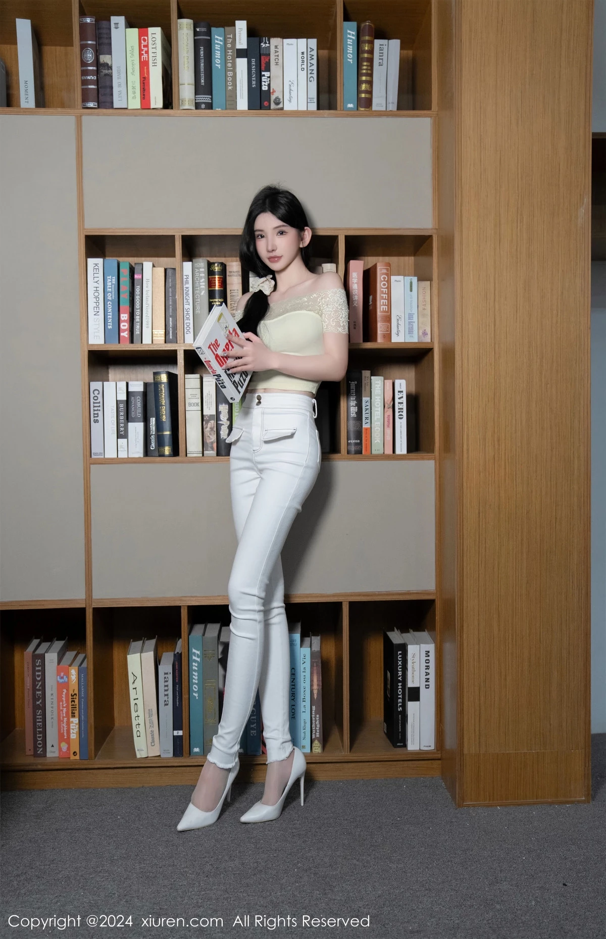 [[XiuRen秀人网]秀人网]No.8633_女神周于希Sally图书馆场景白色长裤露超薄肉丝秀美腿诱惑写真91P