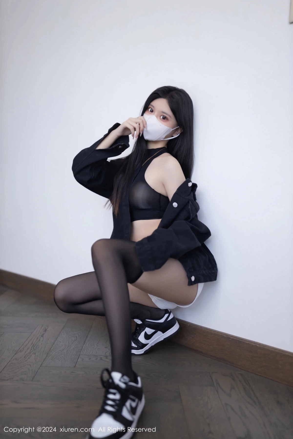 [[XiuRen秀人网]秀人网]No.8636_模特幼幼黑色外衣露性感黑色轻透内衣配黑丝袜秀美腿诱惑写真80P