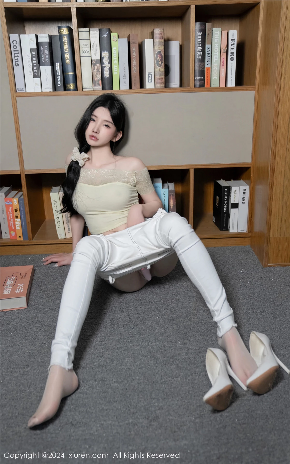 [[XiuRen秀人网]秀人网]No.8633_女神周于希Sally图书馆场景白色长裤露超薄肉丝秀美腿诱惑写真91P