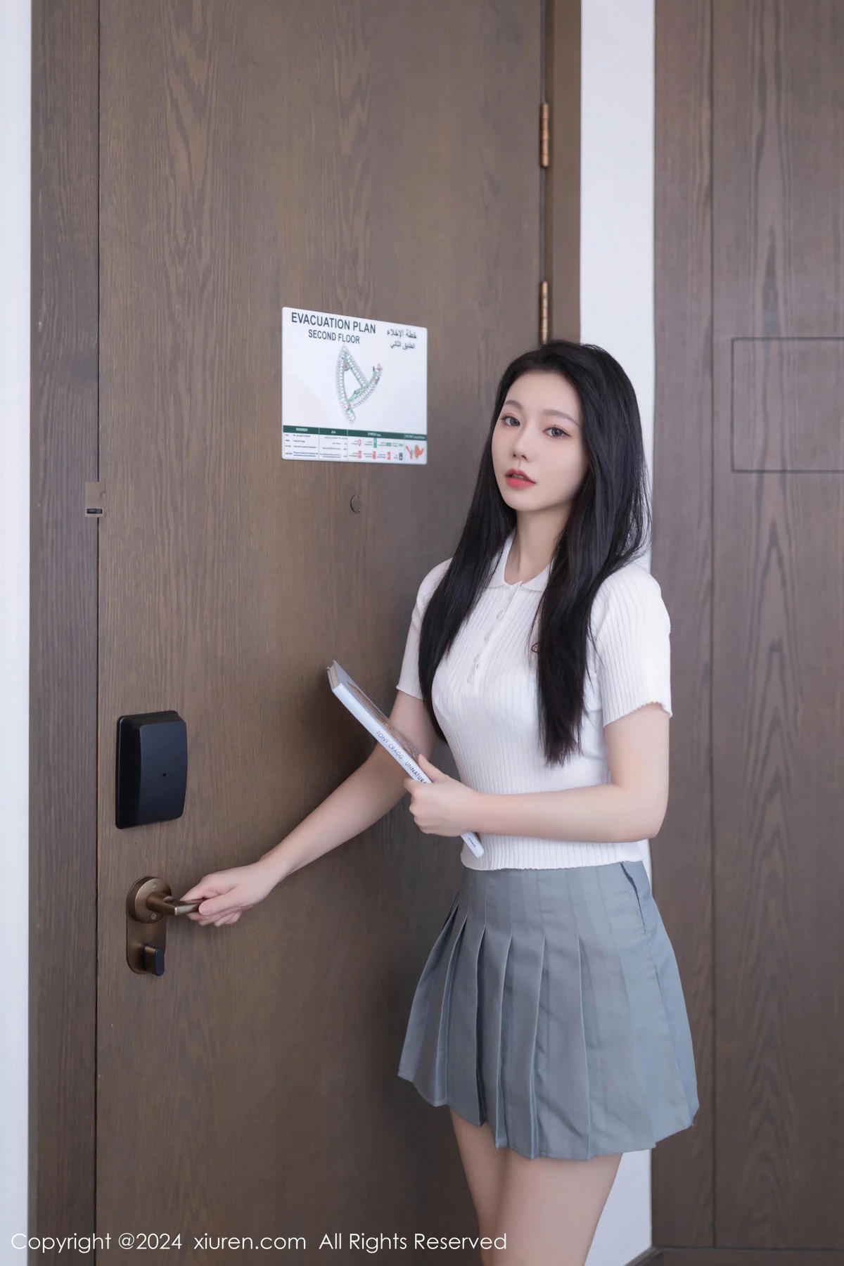 [[XiuRen秀人网]秀人网]No.8649_模特安然anran性感白色上衣配灰色短裙露蕾丝内衣撩人诱惑写真80P