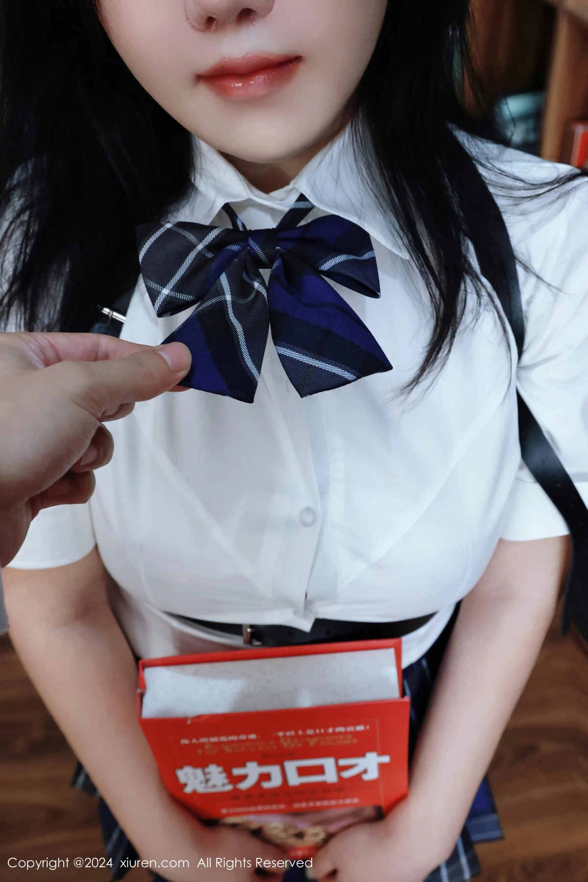 [[XiuRen秀人网]秀人网]No.8637_模特小薯条nienie图书馆场景JK制服配黑丝袜秀完美身材诱惑写真80P