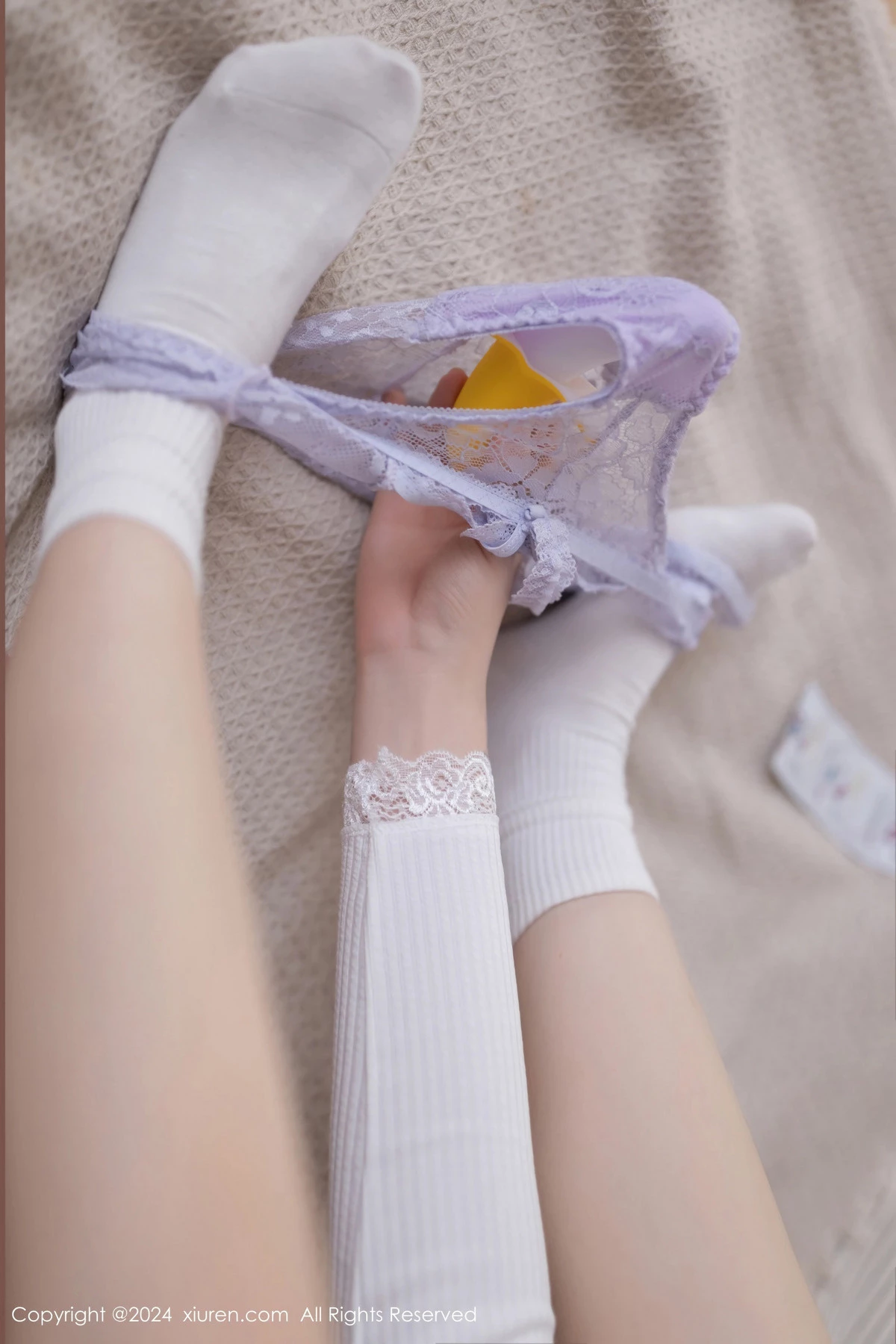 [[XiuRen秀人网]秀人网]No.8639_模特鱼子酱Fish性感白色短T配紫色情趣内衣秀曼妙身姿诱惑写真80P