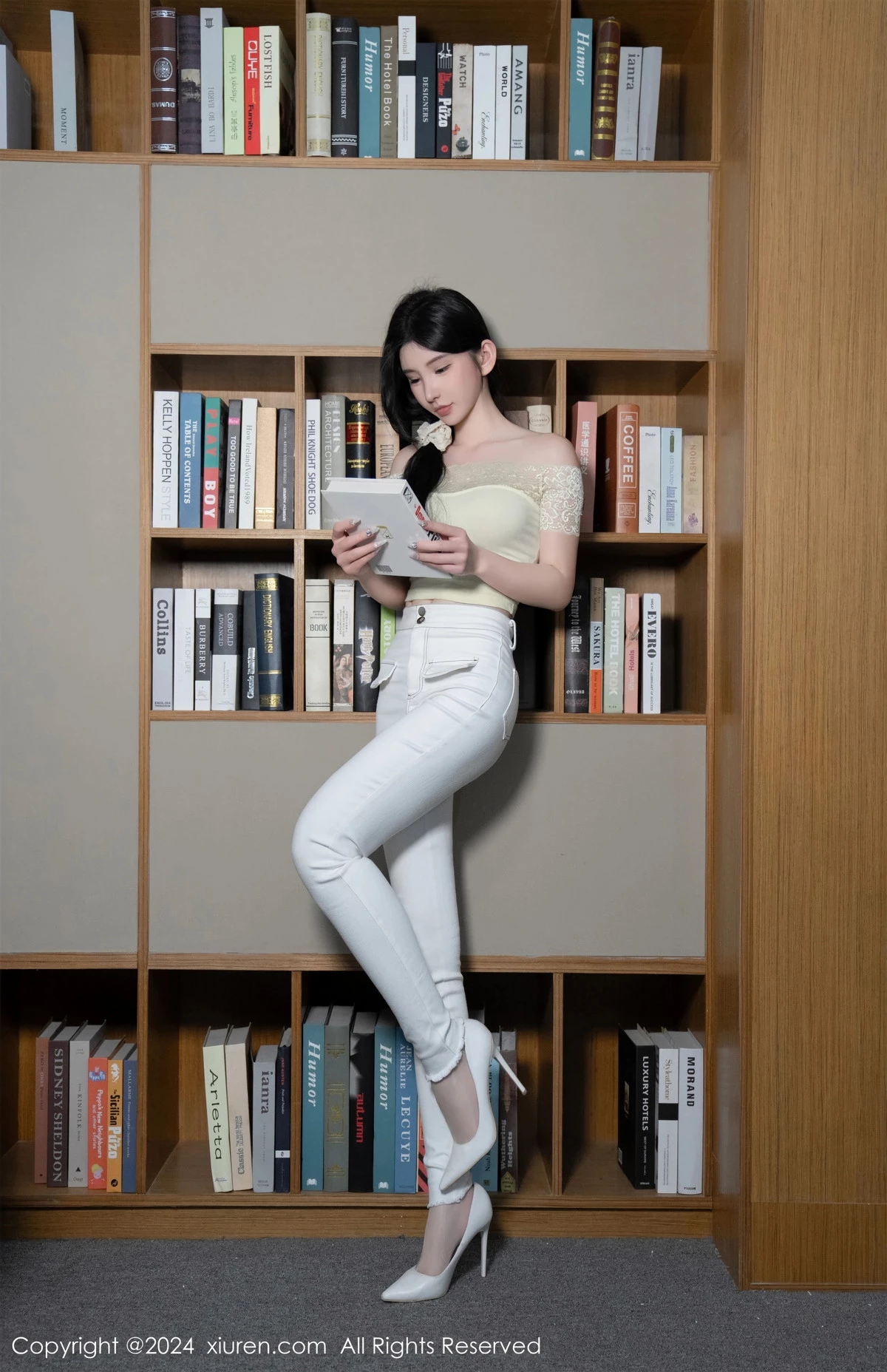 [[XiuRen秀人网]秀人网]No.8633_女神周于希Sally图书馆场景白色长裤露超薄肉丝秀美腿诱惑写真91P