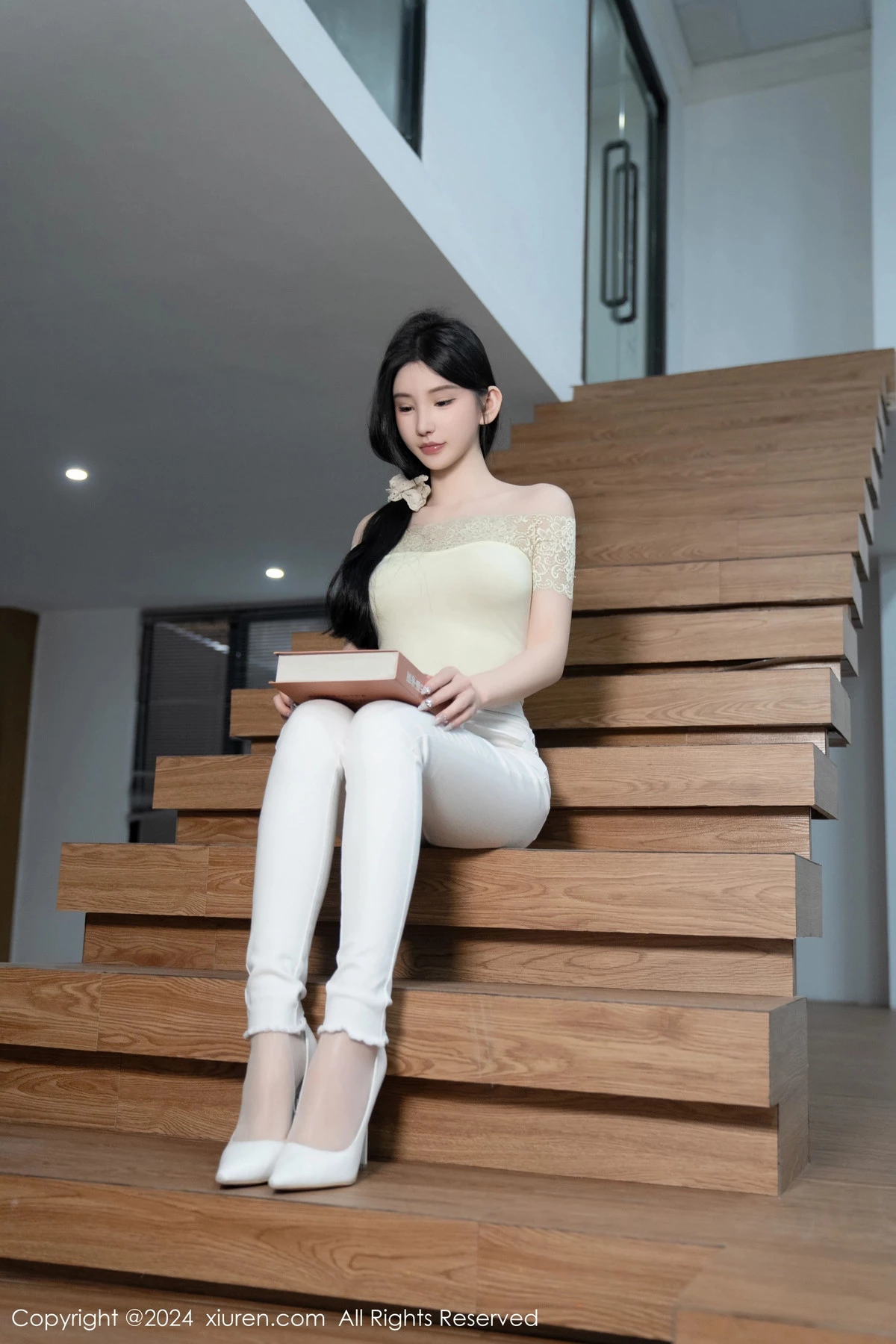 [[XiuRen秀人网]秀人网]No.8633_女神周于希Sally图书馆场景白色长裤露超薄肉丝秀美腿诱惑写真91P