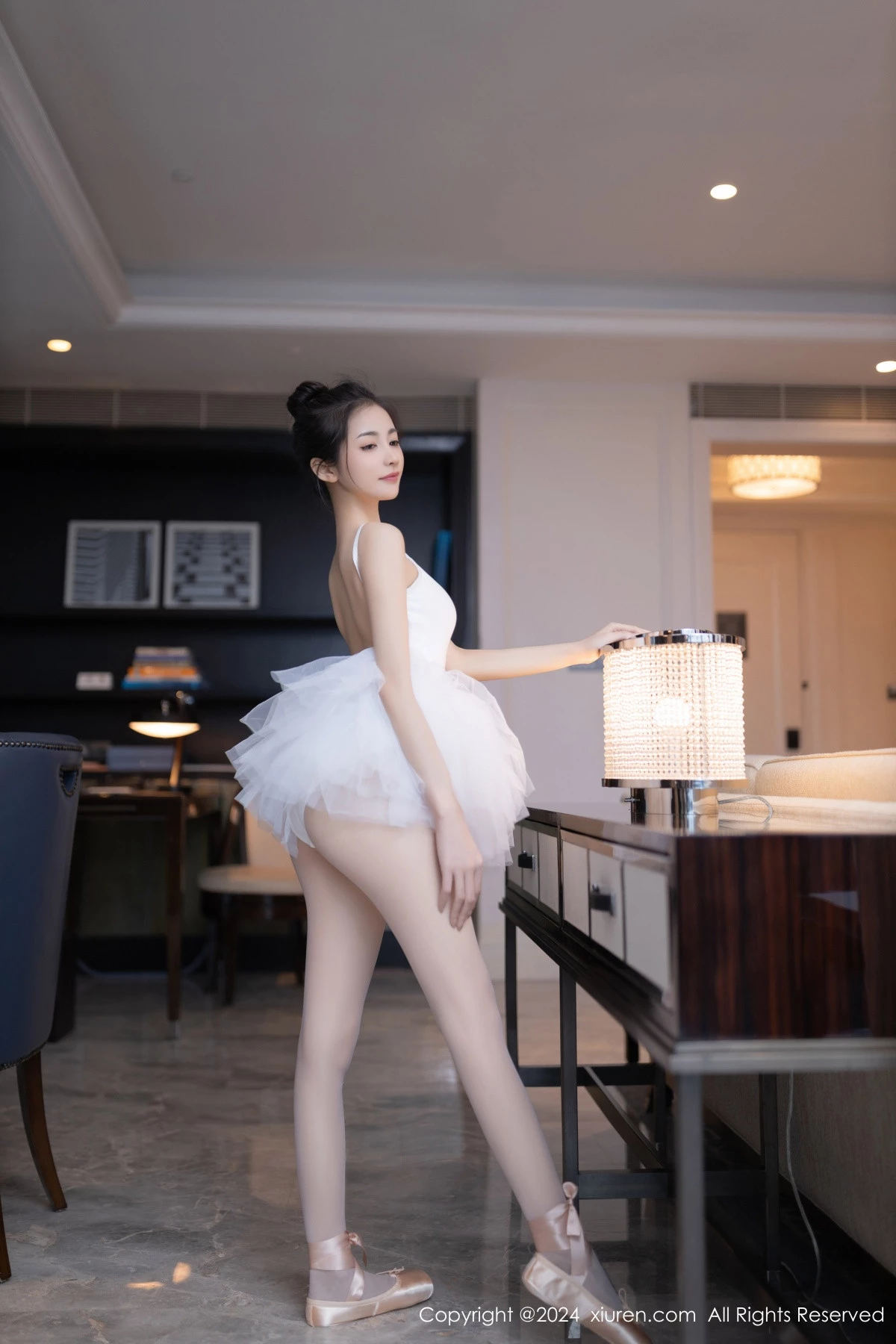 [[XiuRen秀人网]秀人网]No.8657_模特鱼尾fish私房性感白色芭蕾短裙配白丝袜秀美腿玉足迷人写真80P