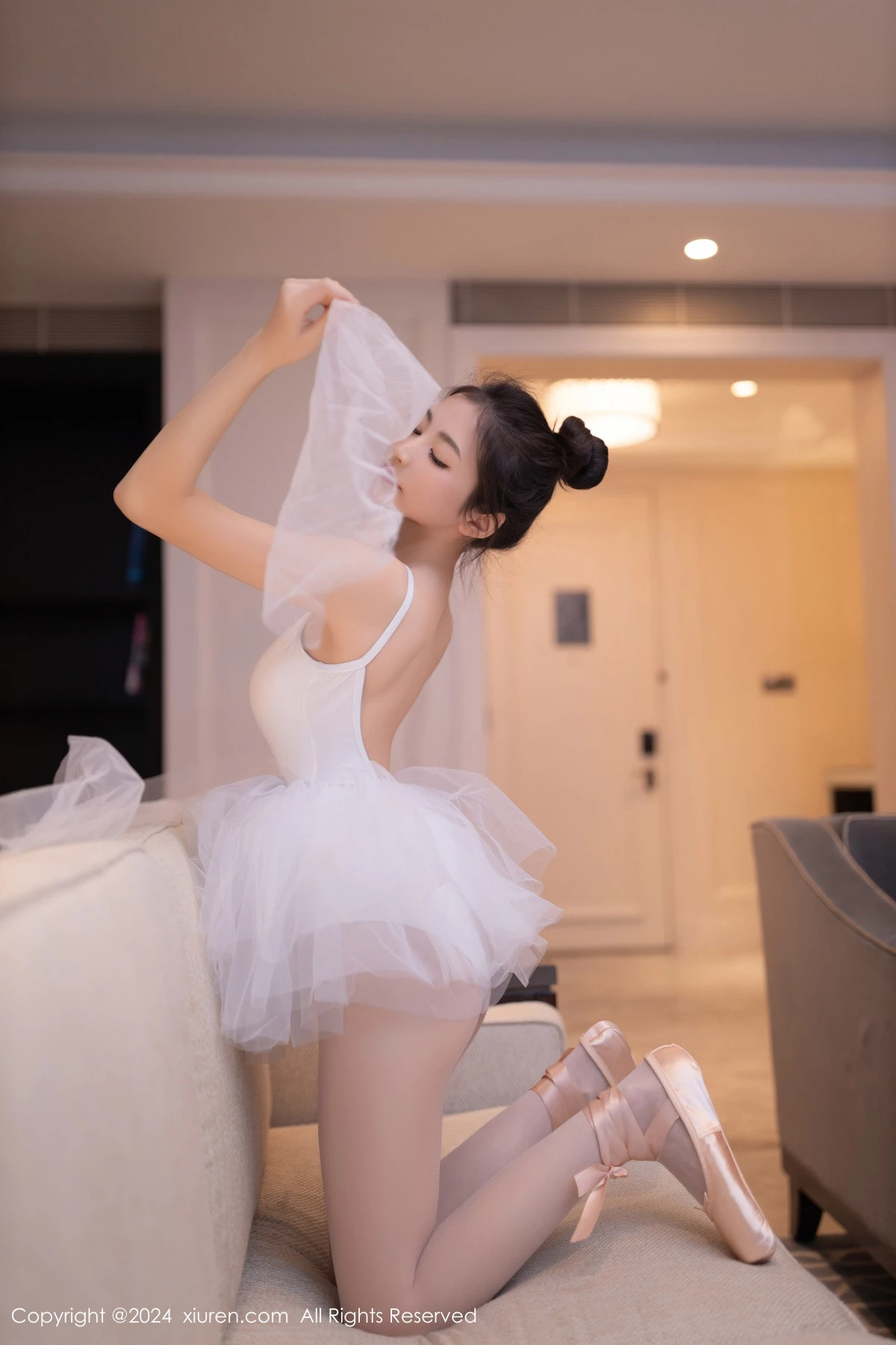 [[XiuRen秀人网]秀人网]No.8657_模特鱼尾fish私房性感白色芭蕾短裙配白丝袜秀美腿玉足迷人写真80P
