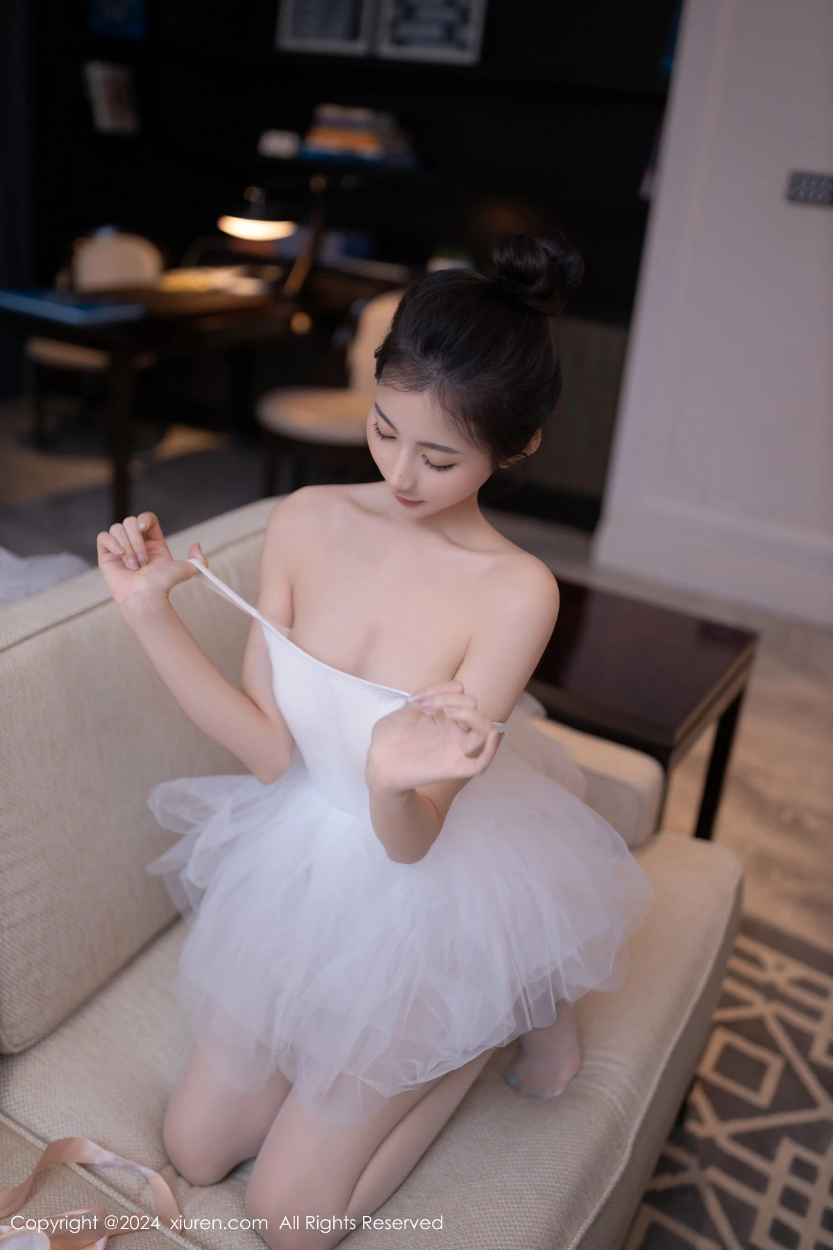 [[XiuRen秀人网]秀人网]No.8657_模特鱼尾fish私房性感白色芭蕾短裙配白丝袜秀美腿玉足迷人写真80P