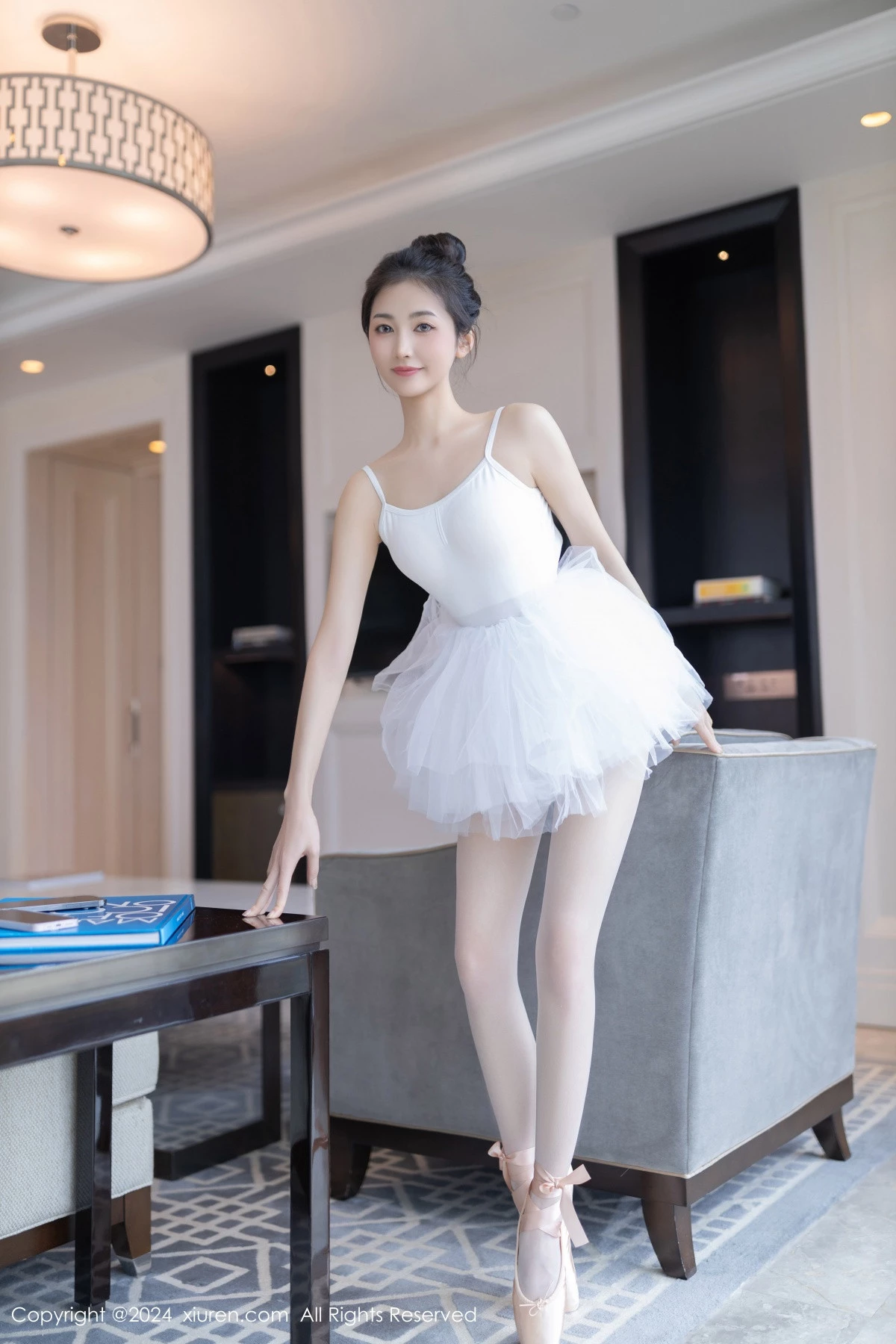 [[XiuRen秀人网]秀人网]No.8657_模特鱼尾fish私房性感白色芭蕾短裙配白丝袜秀美腿玉足迷人写真80P