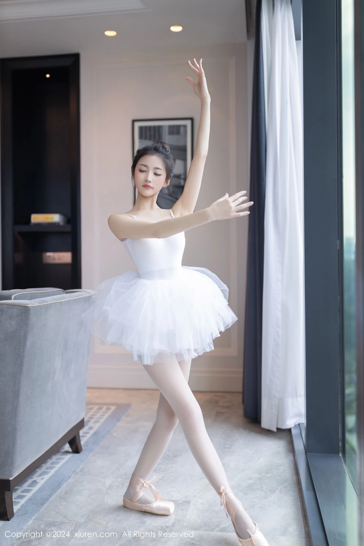 [[XiuRen秀人网]秀人网]No.8657_模特鱼尾fish私房性感白色芭蕾短裙配白丝袜秀美腿玉足迷人写真80P