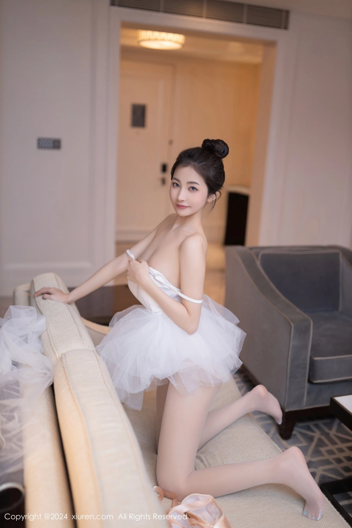 [[XiuRen秀人网]秀人网]No.8657_模特鱼尾fish私房性感白色芭蕾短裙配白丝袜秀美腿玉足迷人写真80P