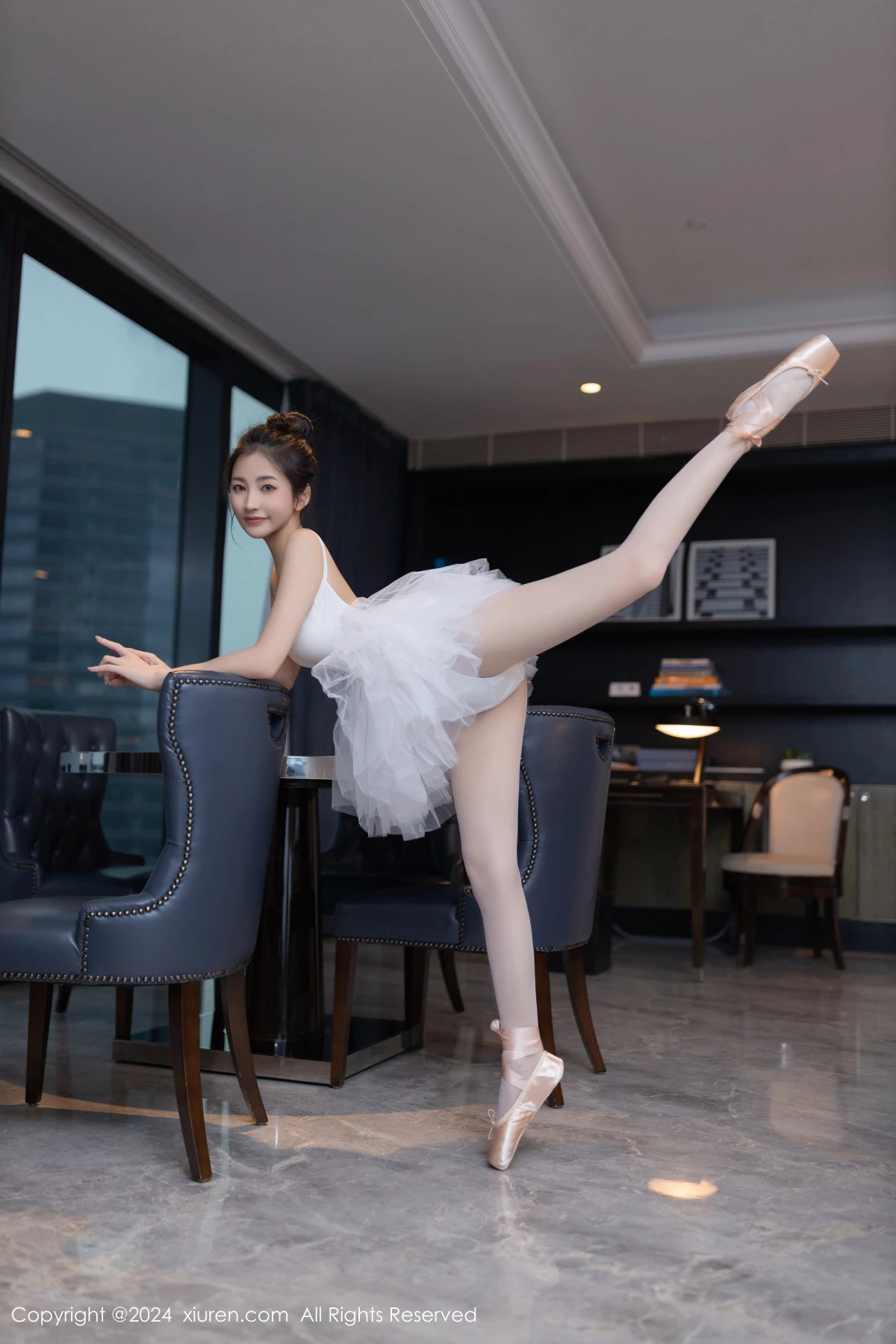 [[XiuRen秀人网]秀人网]No.8657_模特鱼尾fish私房性感白色芭蕾短裙配白丝袜秀美腿玉足迷人写真80P