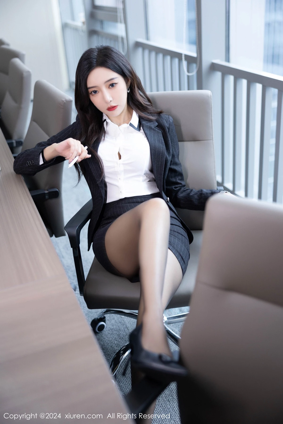 [[XiuRen秀人网]秀人网]No.8656_女神王馨瑶yanni性感深色OL制服露粉色内衣配超薄黑丝诱惑写真85P