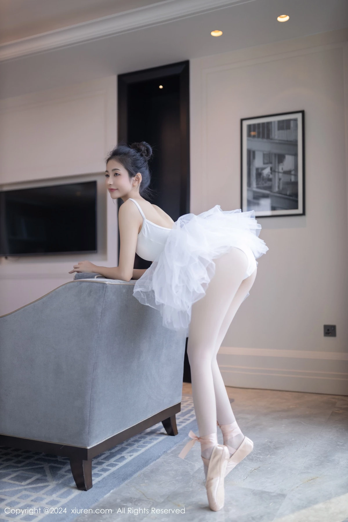 [[XiuRen秀人网]秀人网]No.8657_模特鱼尾fish私房性感白色芭蕾短裙配白丝袜秀美腿玉足迷人写真80P